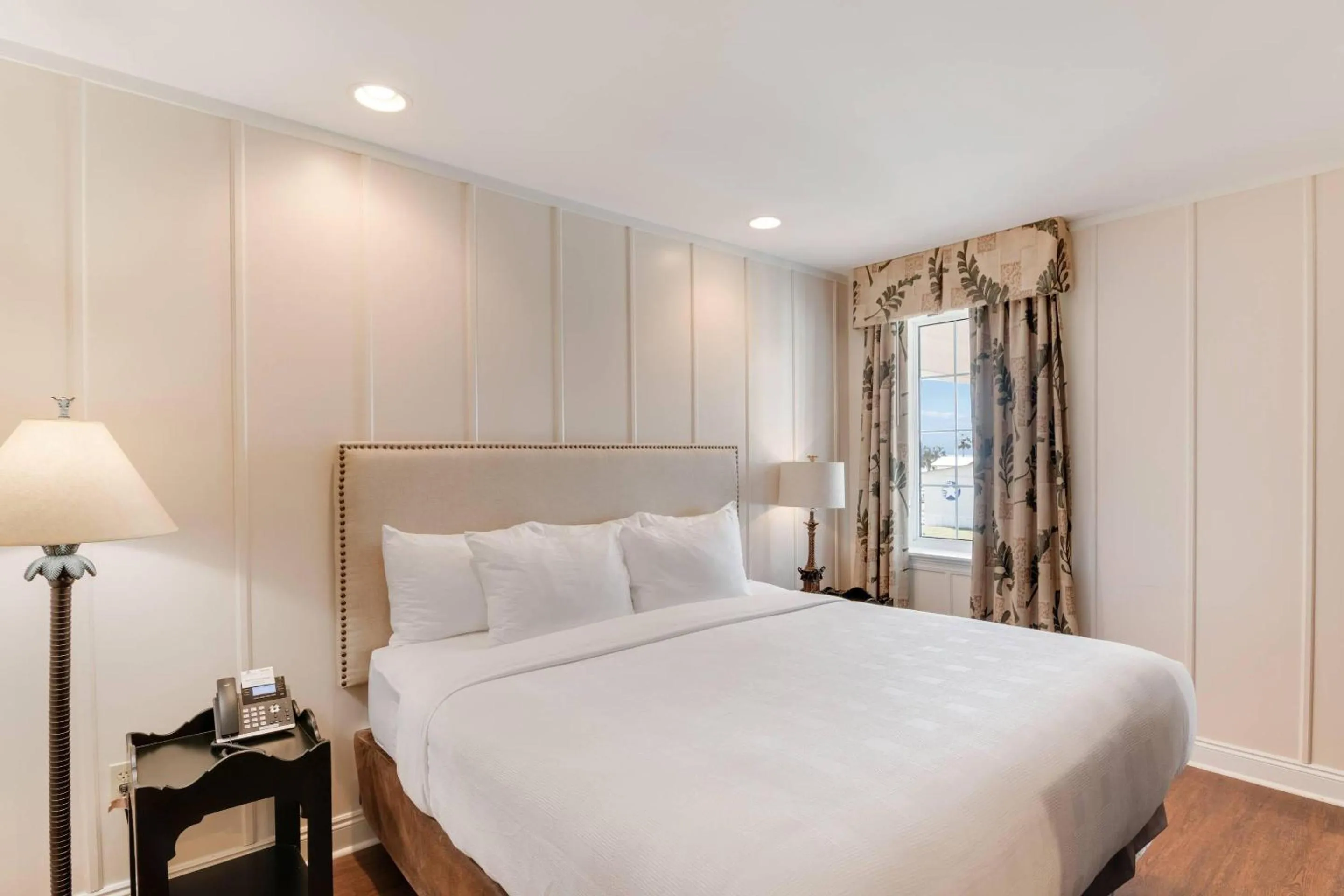 Bedroom, Bed in The Port Inn - Port St Joe, an Ascend Collection Hotel