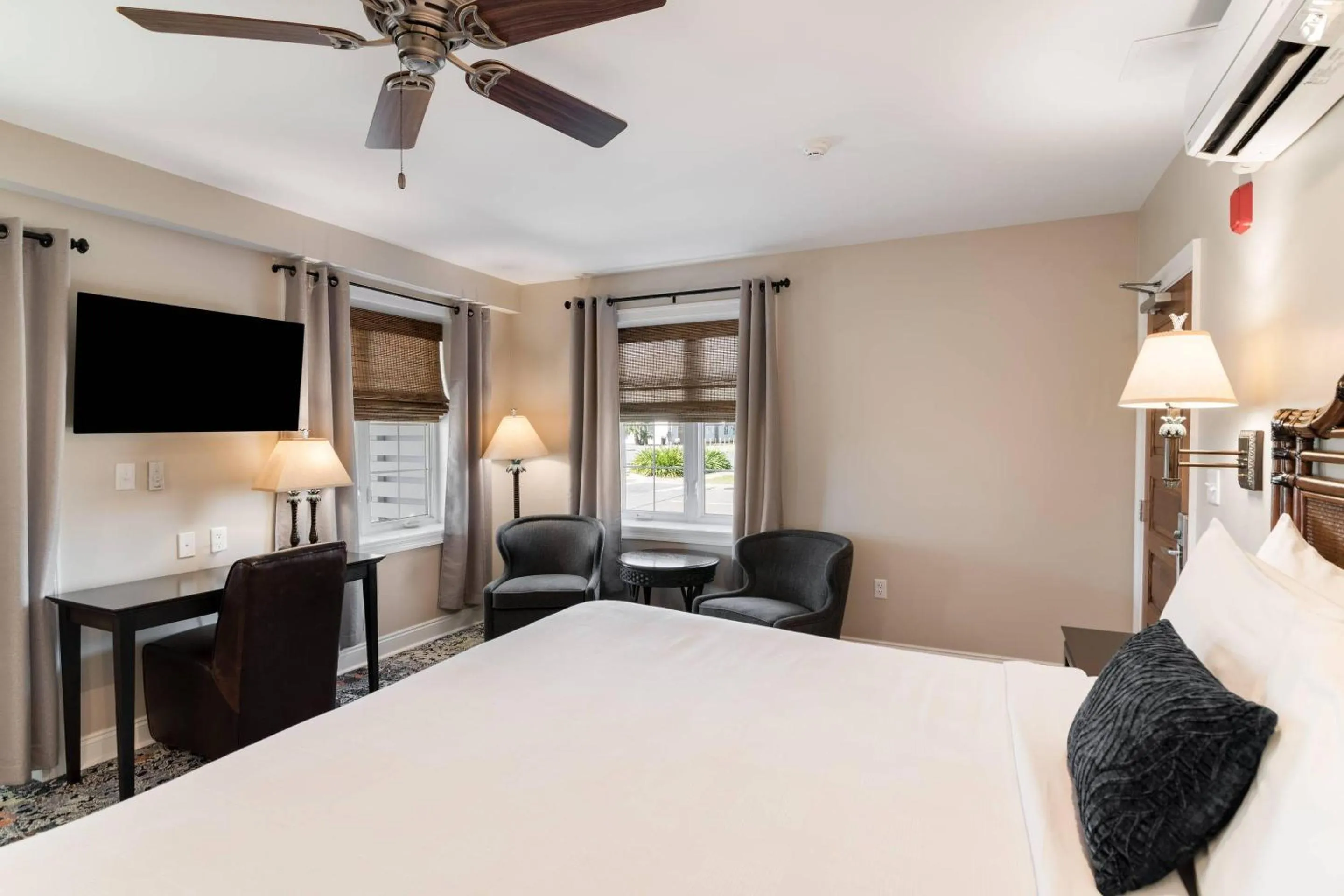 Bedroom, Bed in The Port Inn - Port St Joe, an Ascend Collection Hotel