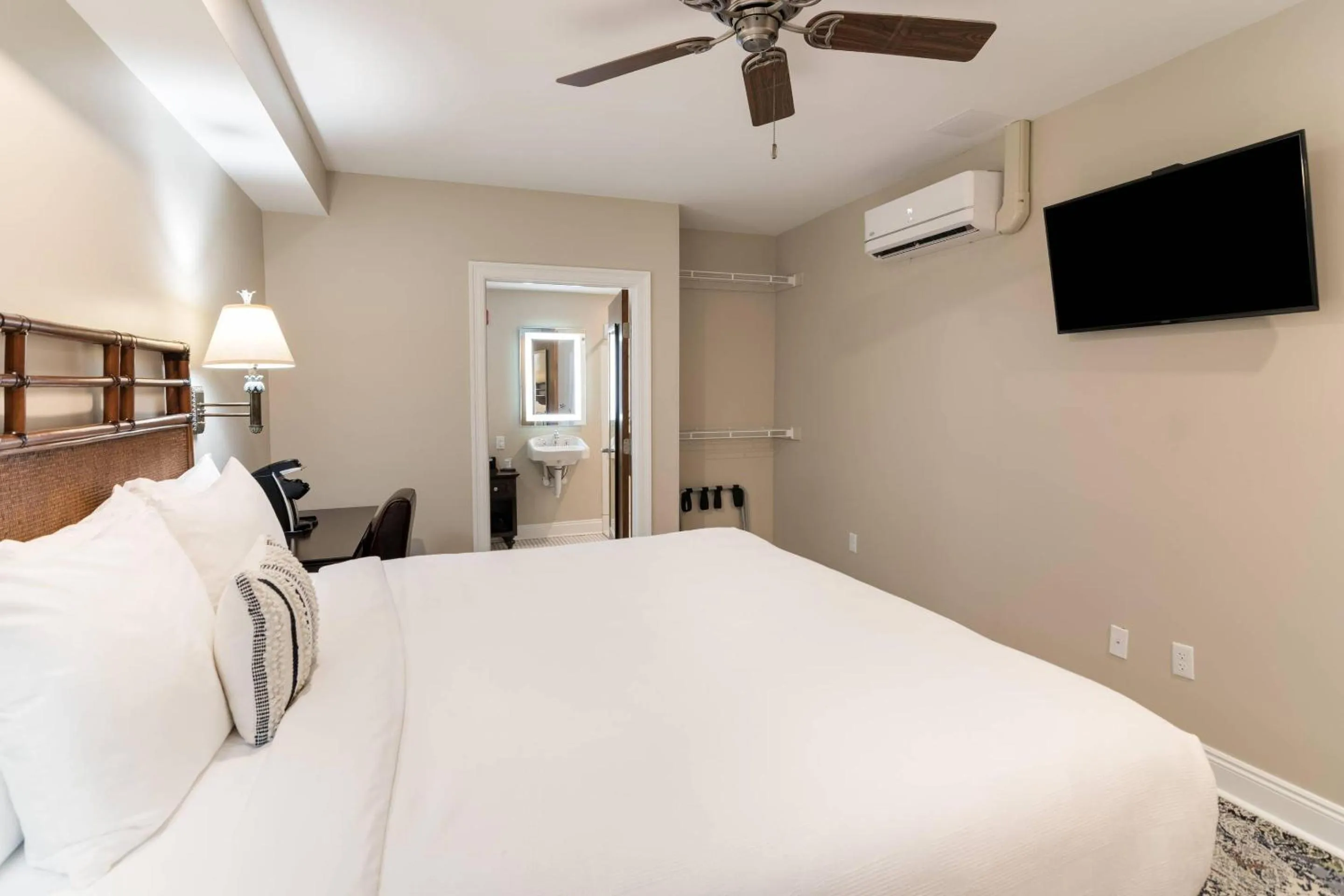 King Room - Accessible/Non-Smoking in The Port Inn and Cottages, an Ascend Collection Hotel