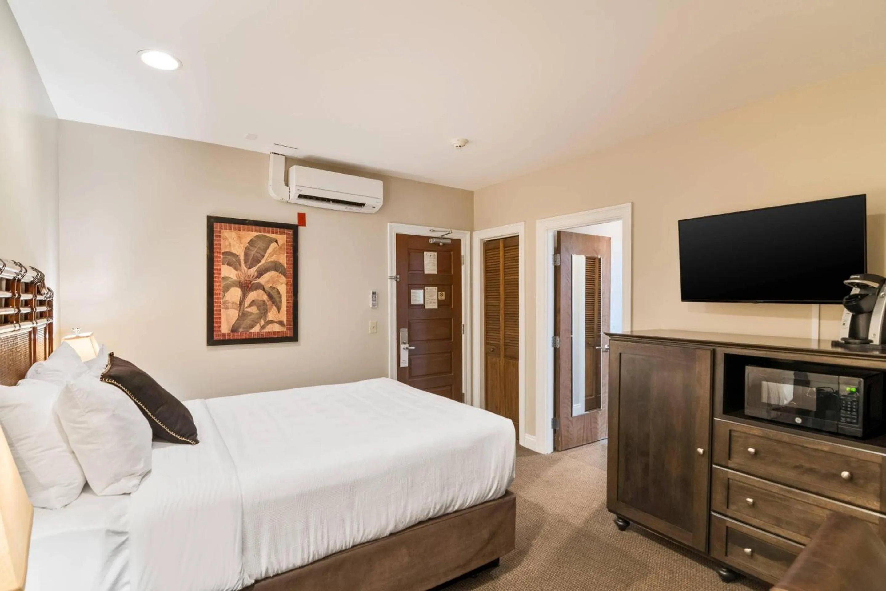 Bedroom, Bed in The Port Inn - Port St Joe, an Ascend Collection Hotel