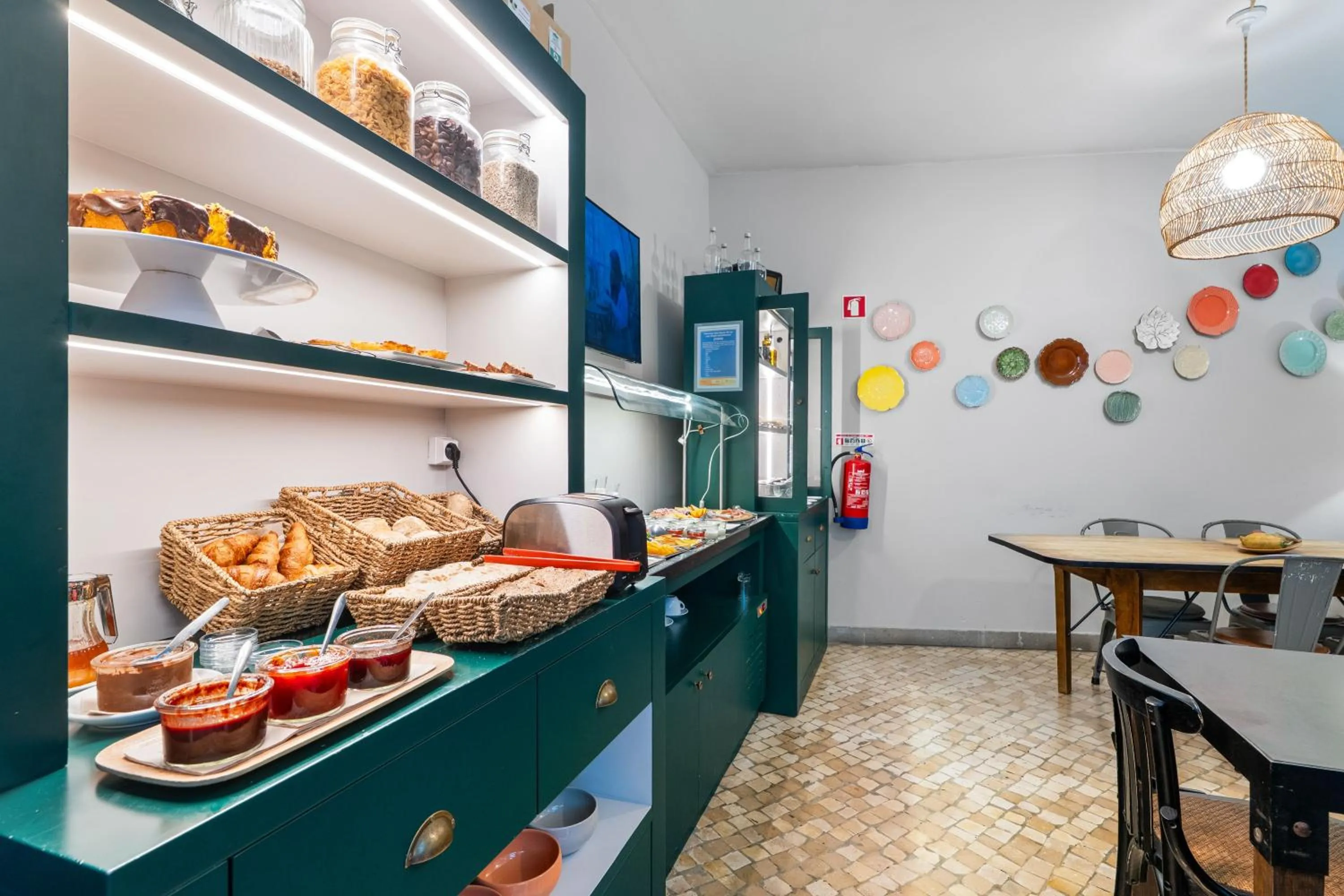 Dining area in Casa do Bairro by Shiadu