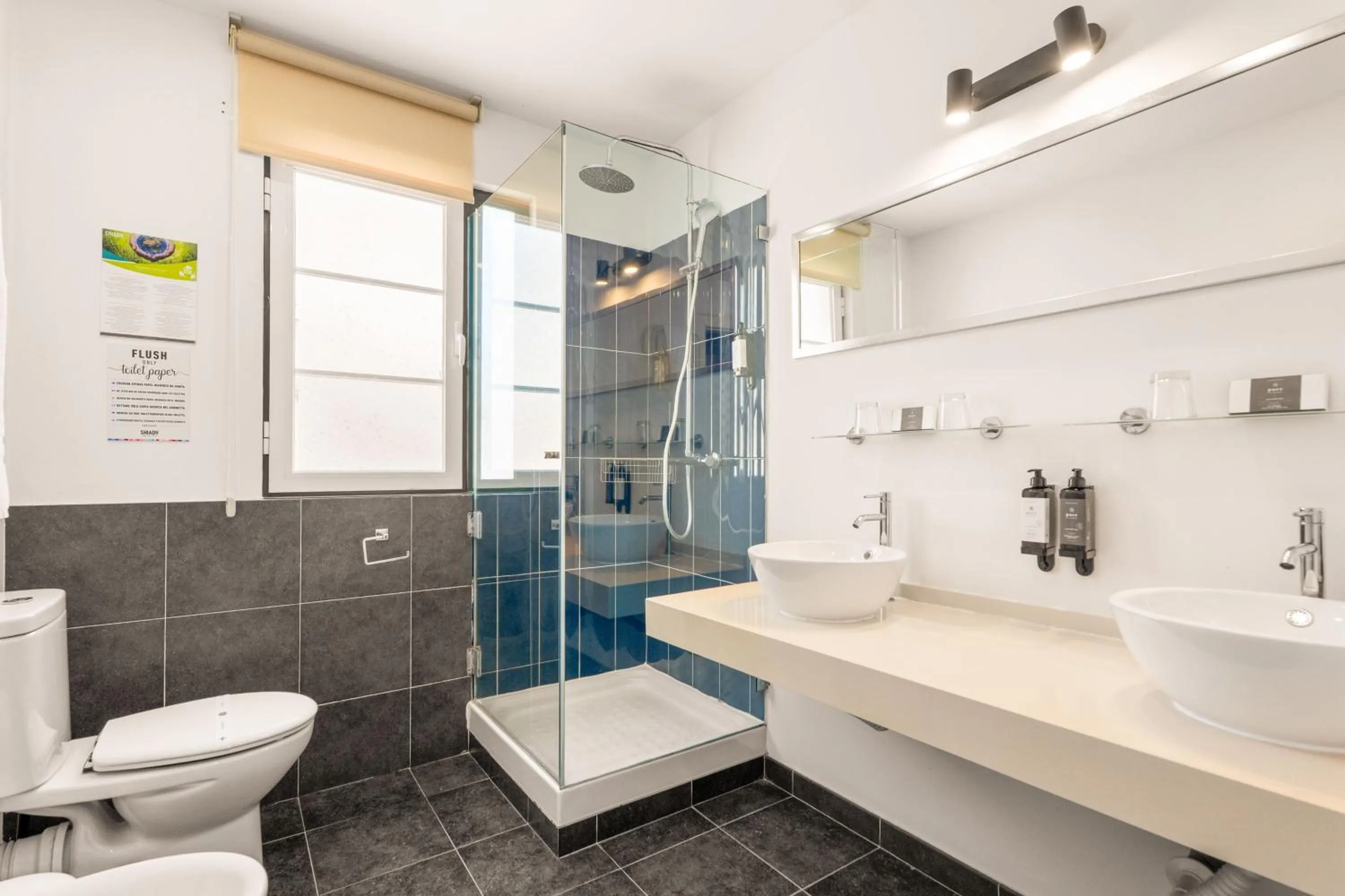 Bathroom in Casa do Bairro by Shiadu