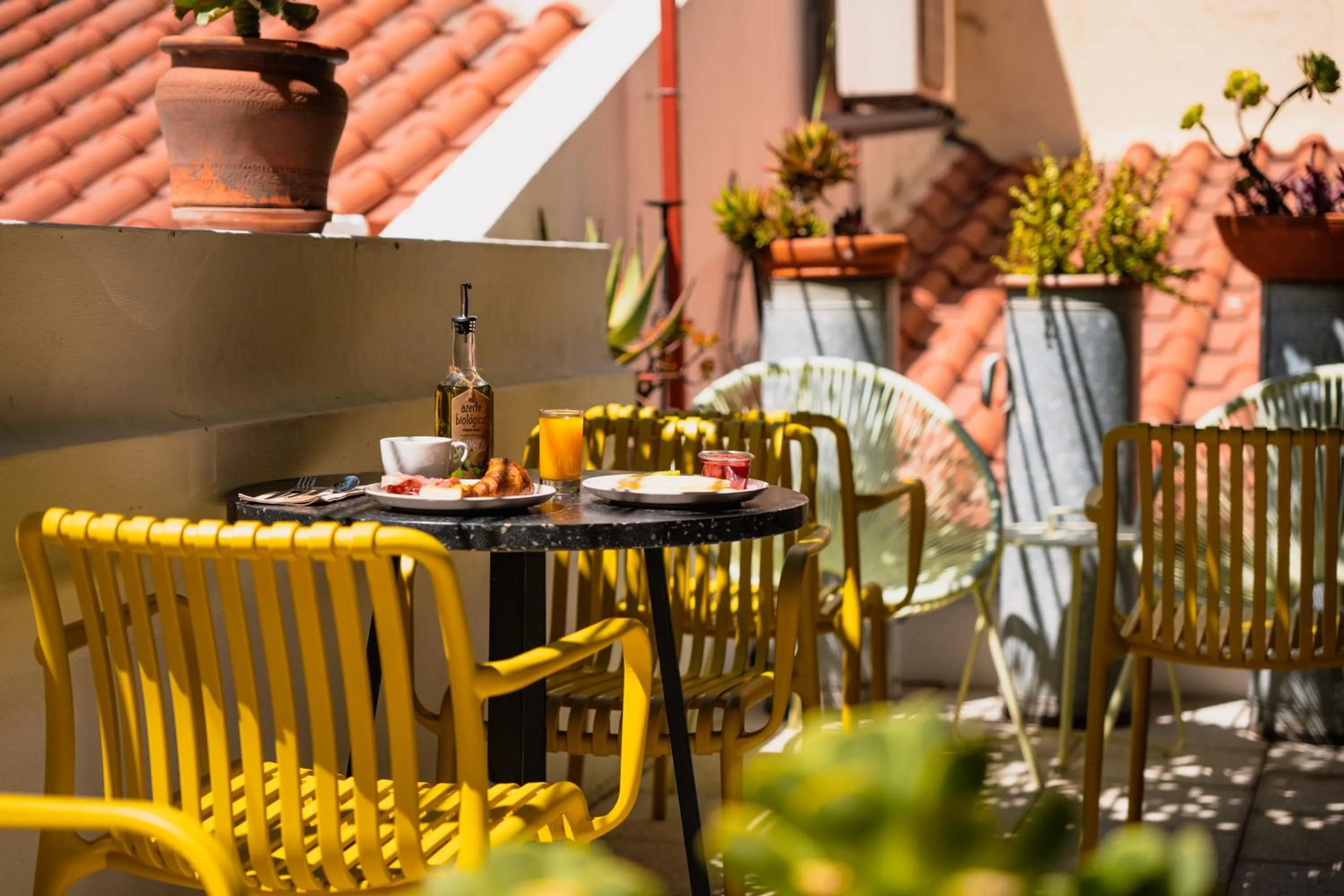 Seating area in Casa do Bairro by Shiadu
