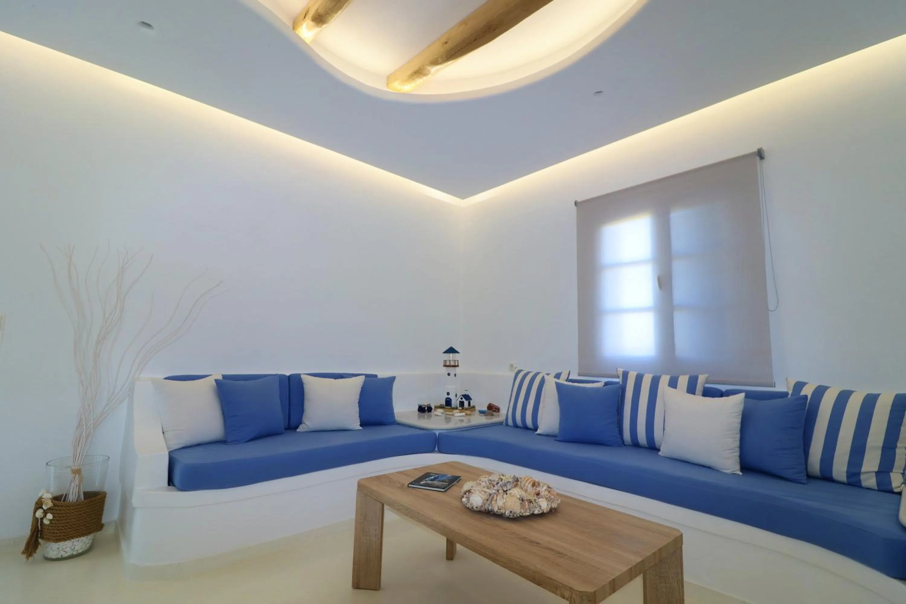 Communal lounge/ TV room in Coralli Beach Apartments