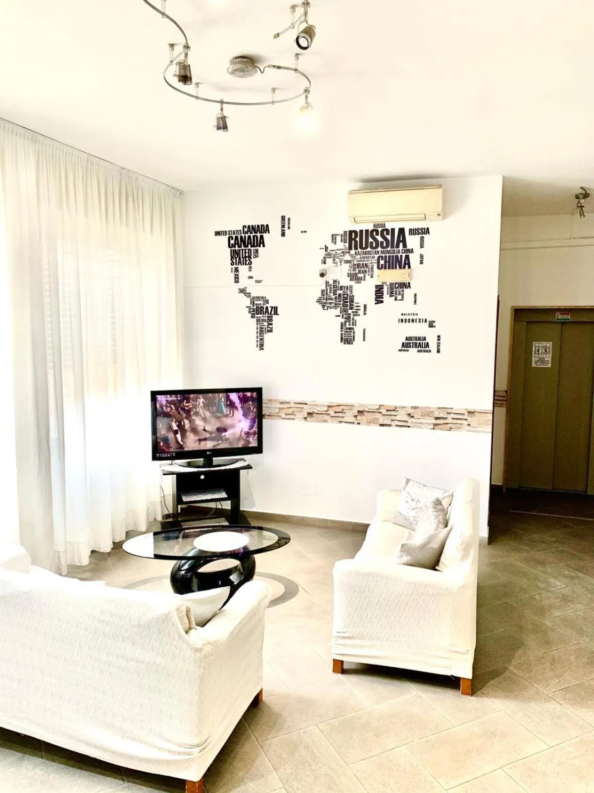 Communal lounge/ TV room in Hotel Alessander