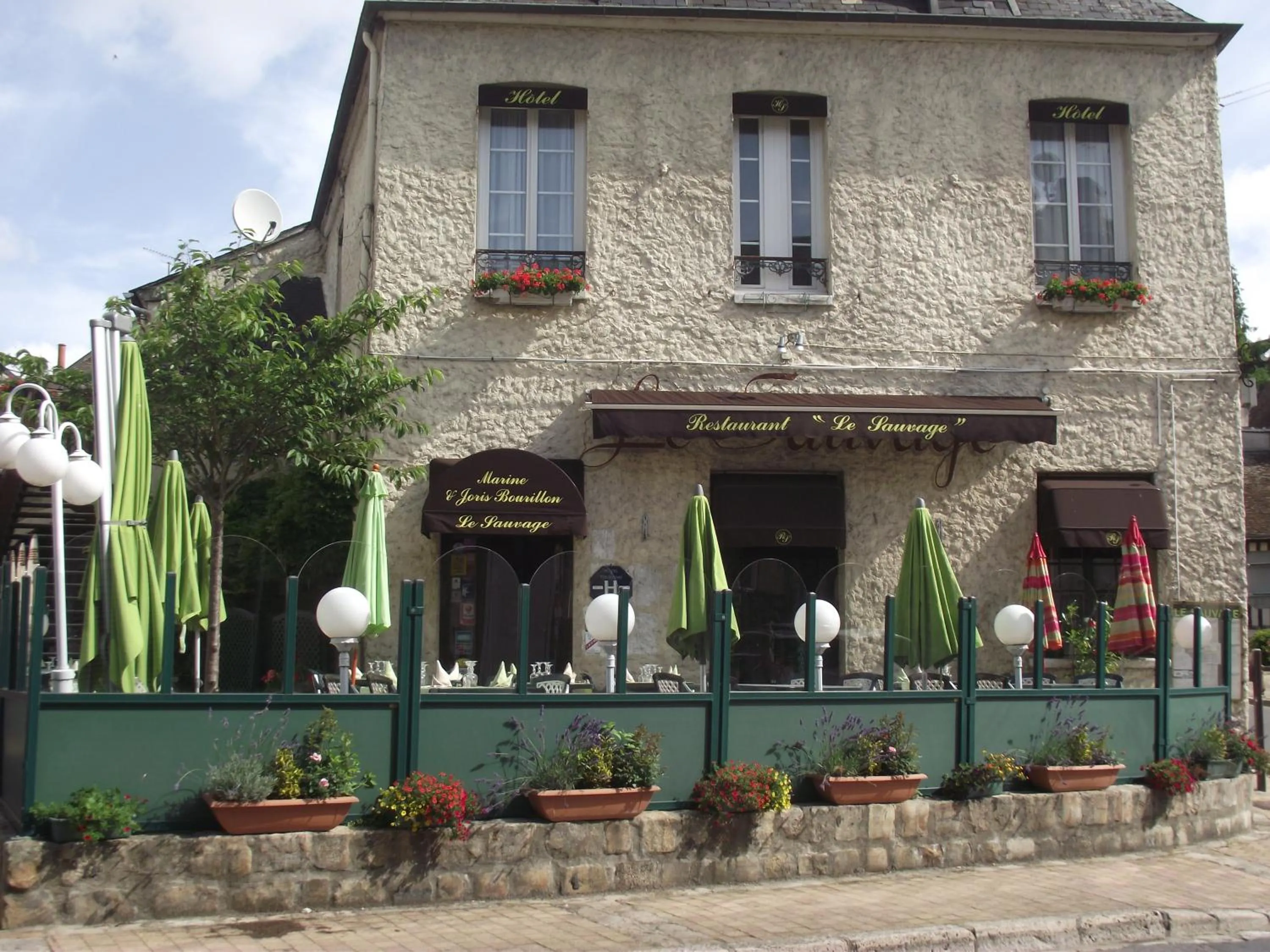 Property building in Le Sauvage