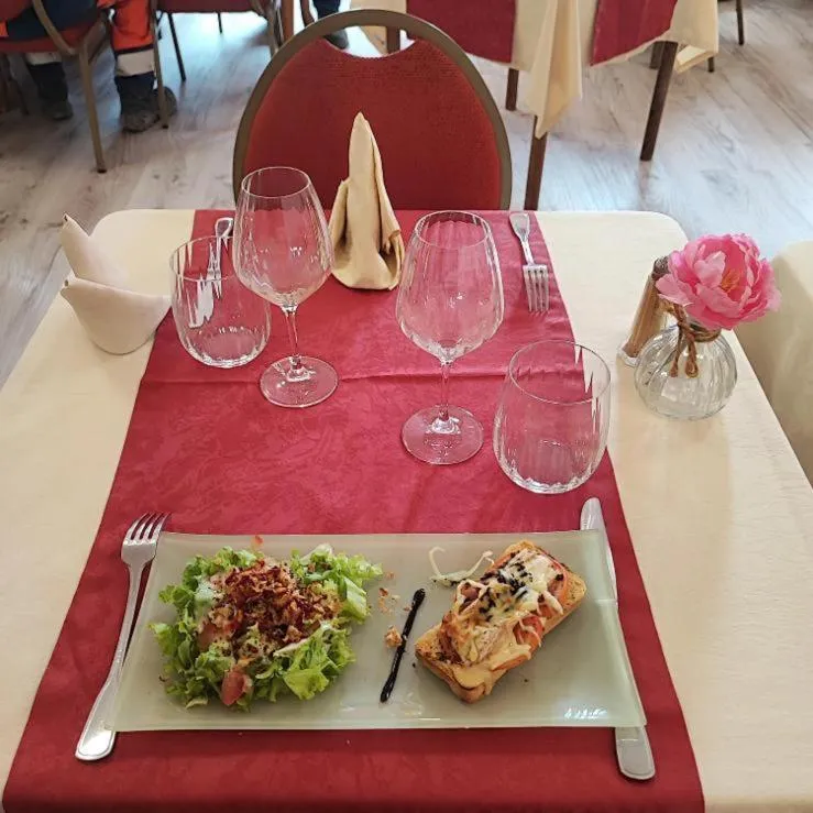 Restaurant/places to eat in Le Sauvage