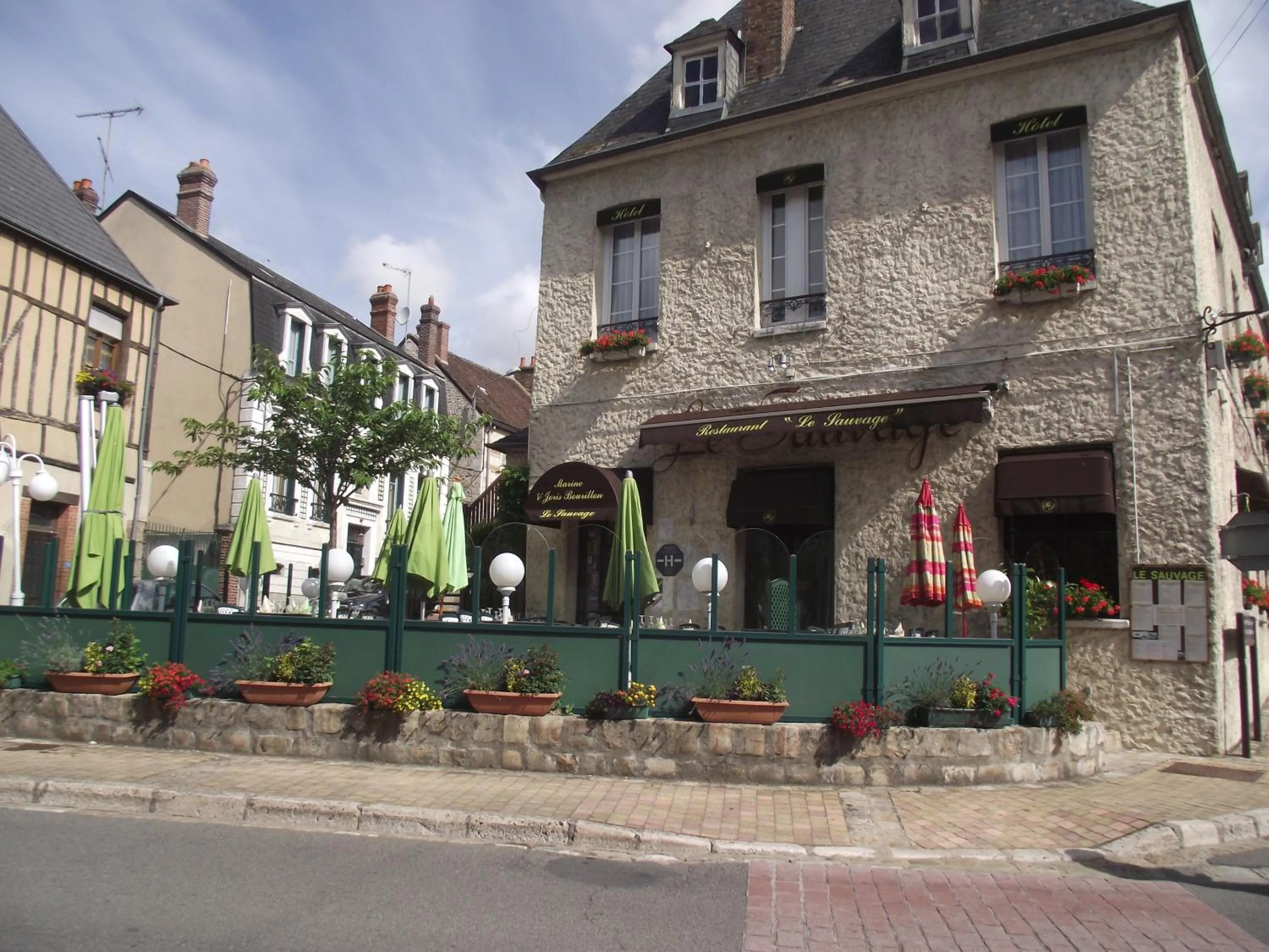Property building in Le Sauvage