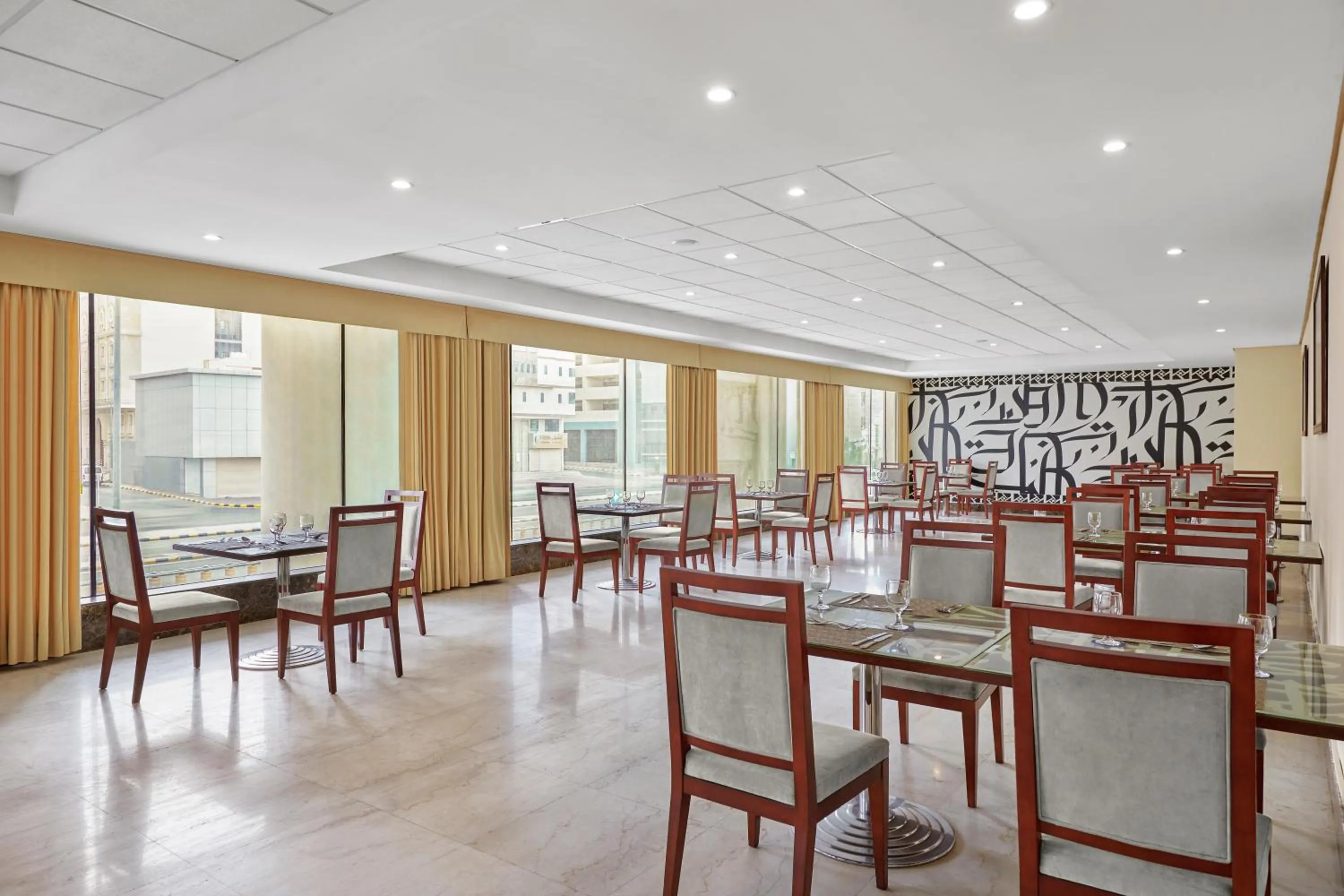 Restaurant/places to eat in Makarem Al Bait Al Azizia Hotel