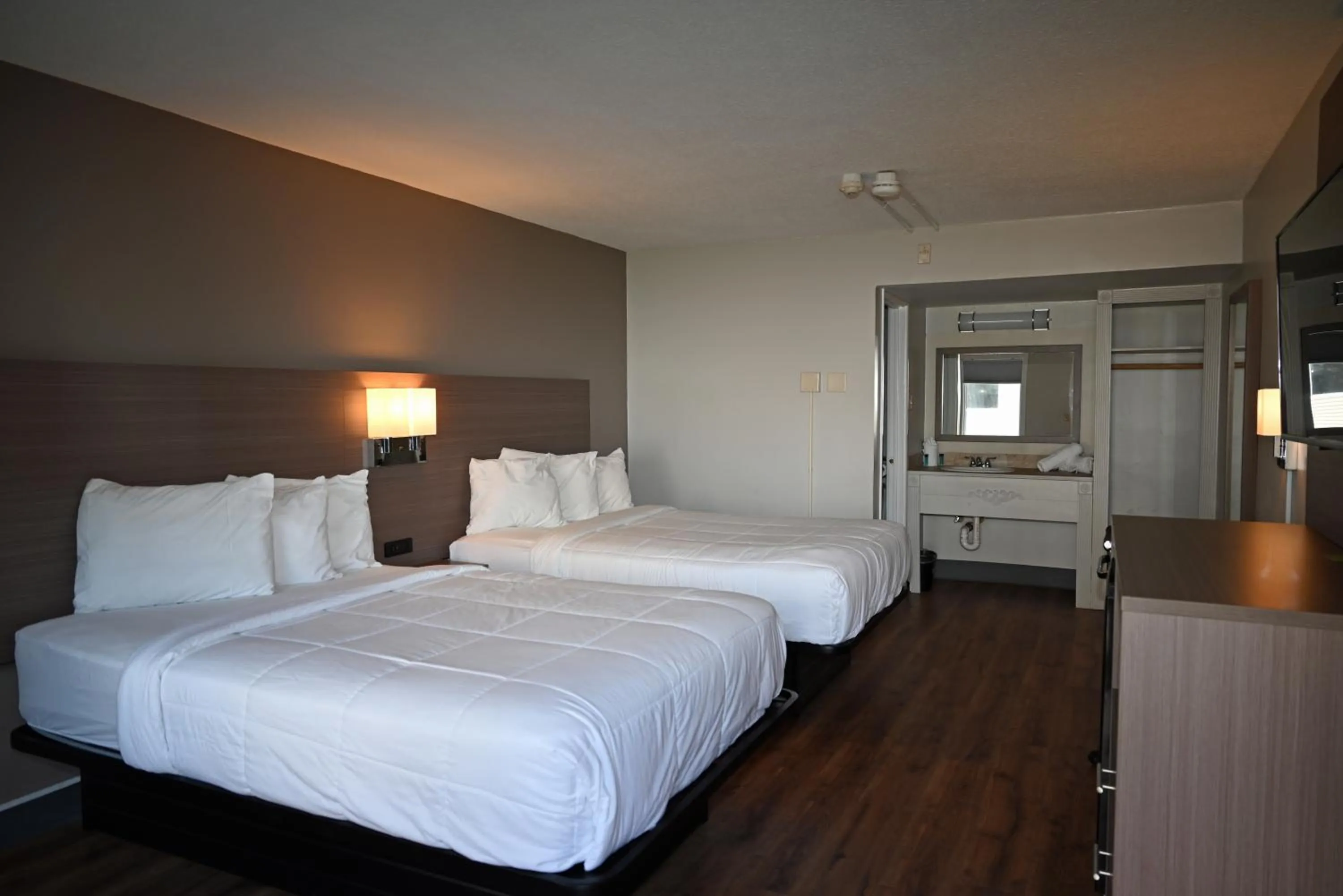 Bed in Whalers Inn and Suites