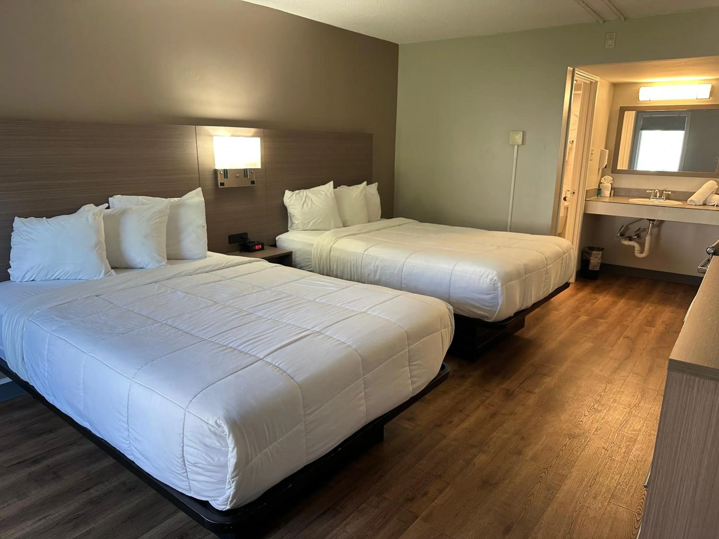 Bed in Whalers Inn and Suites