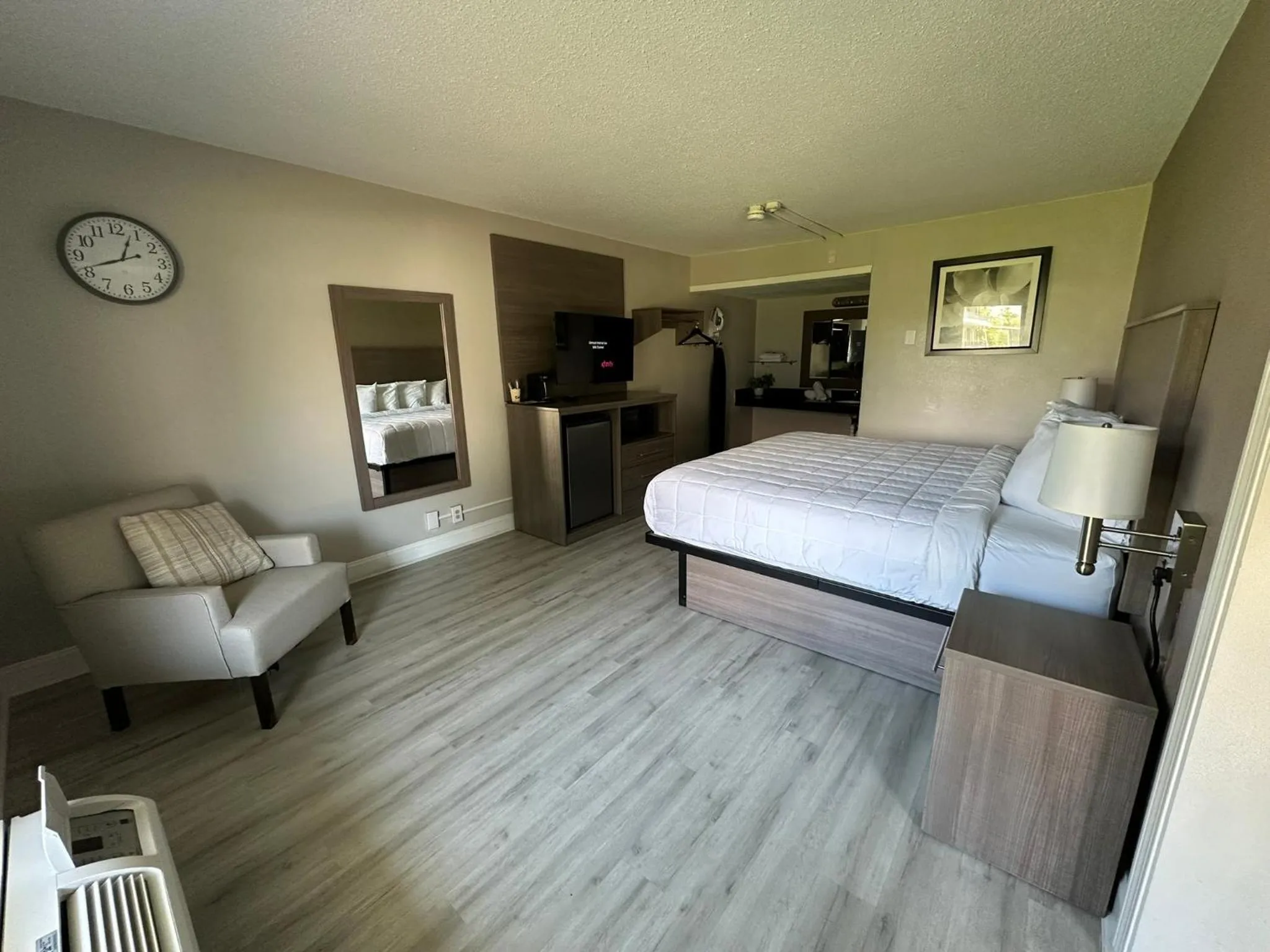 Bedroom, Bed in Whalers Inn and Suites