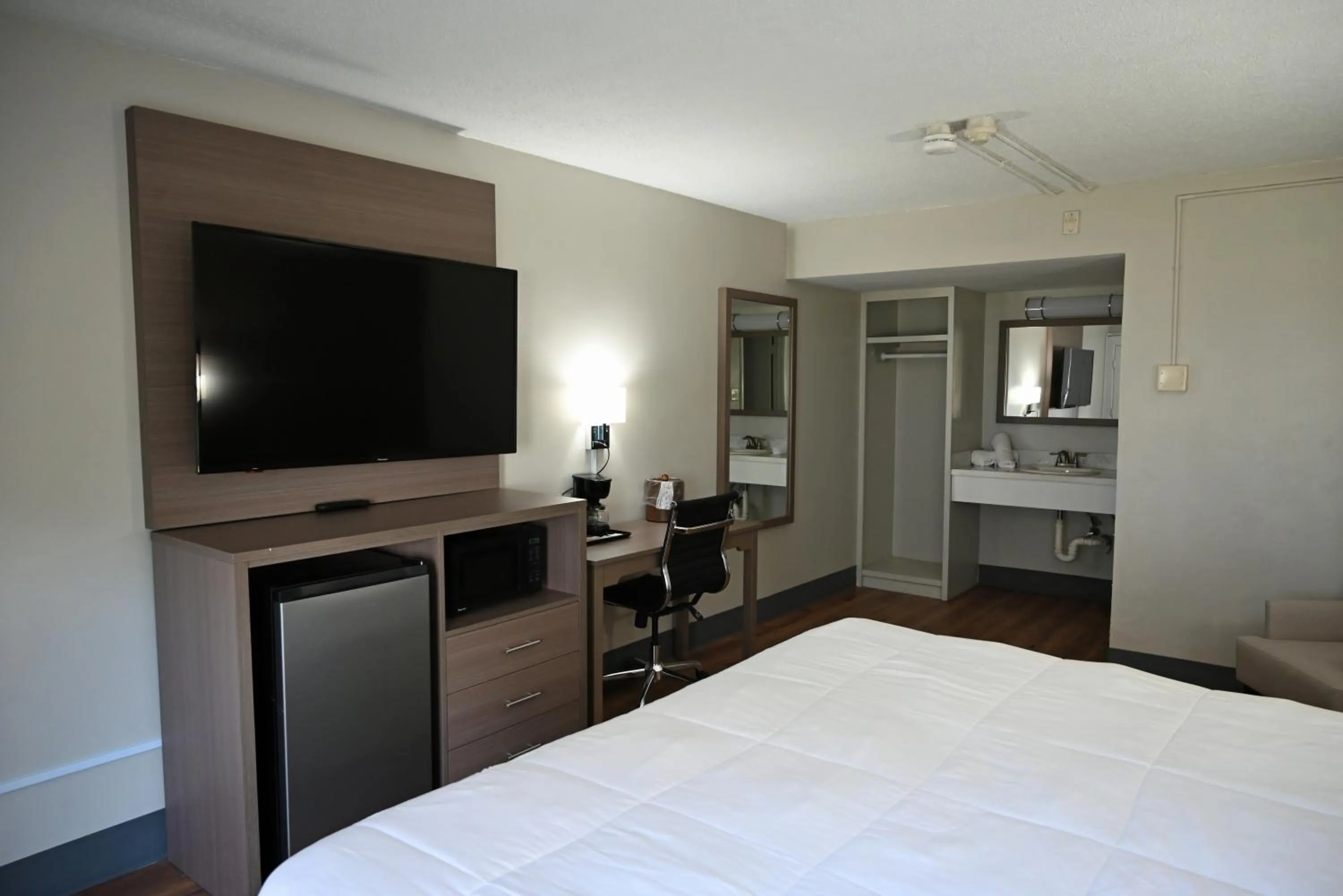 TV and multimedia, Bed in Whalers Inn and Suites