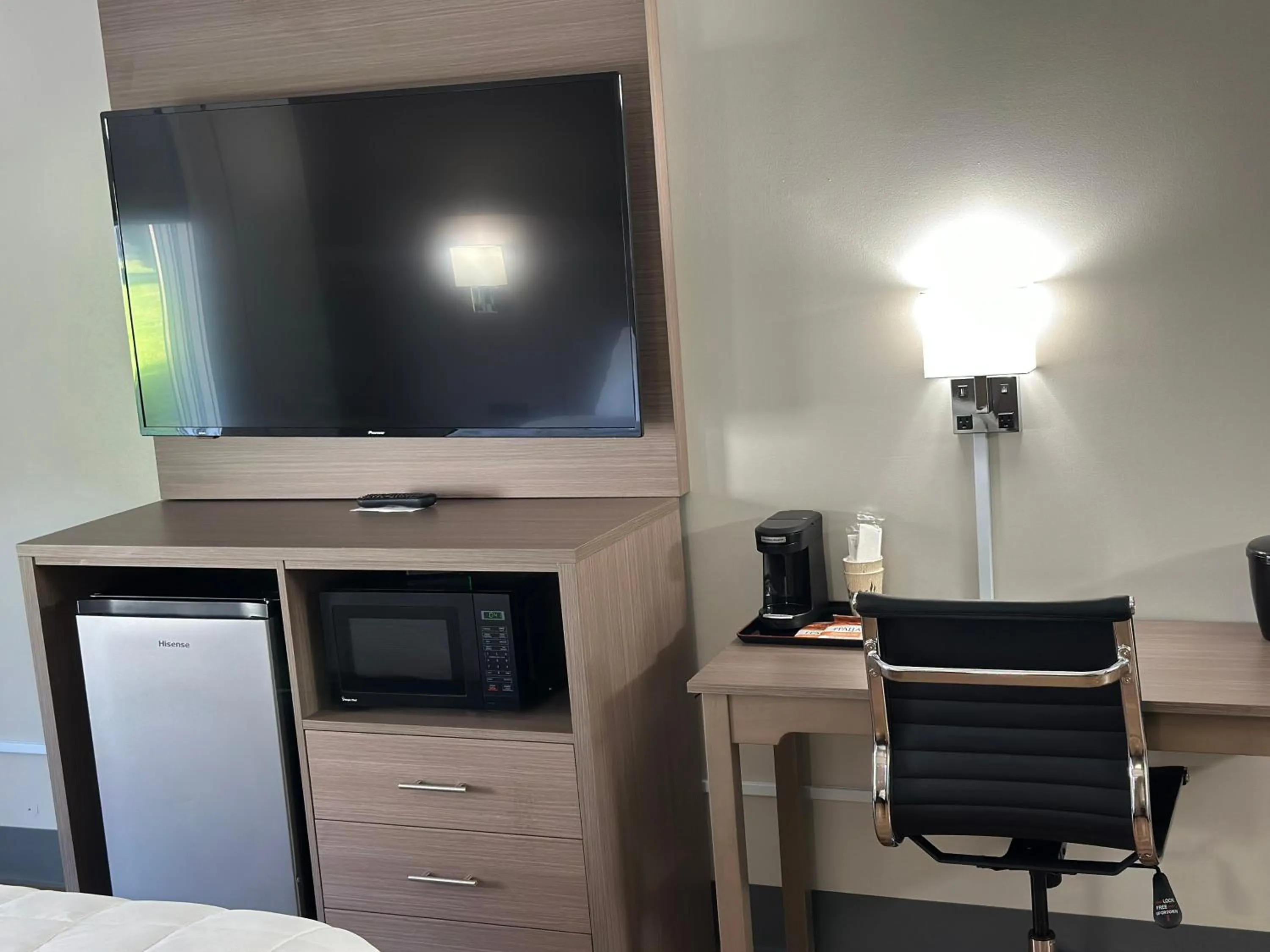 TV and multimedia in Whalers Inn and Suites