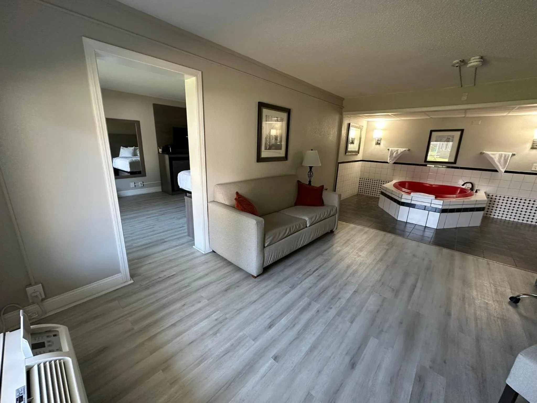 Living room, Bed in Whalers Inn and Suites