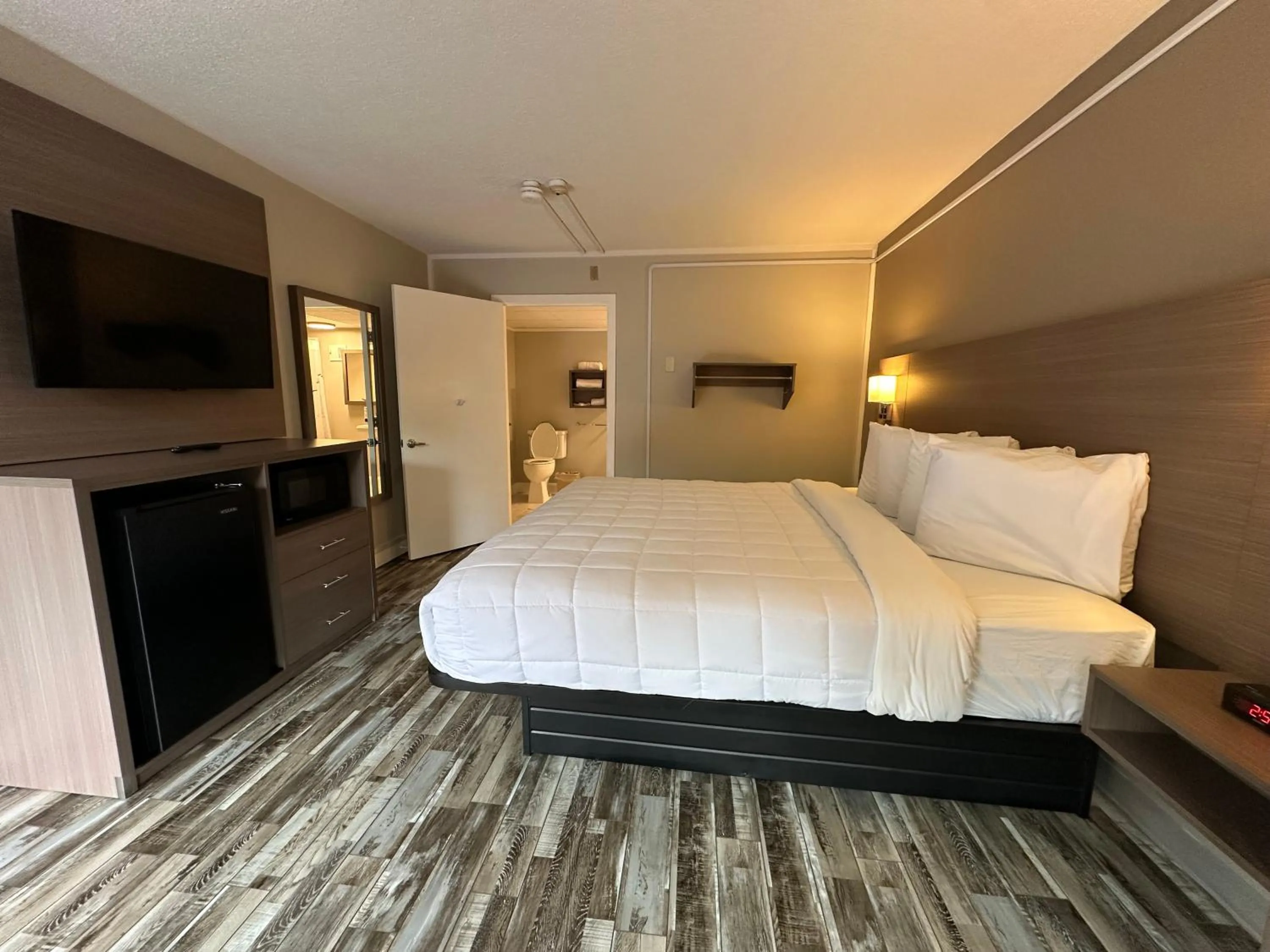 Photo of the whole room, Bed in Whalers Inn and Suites