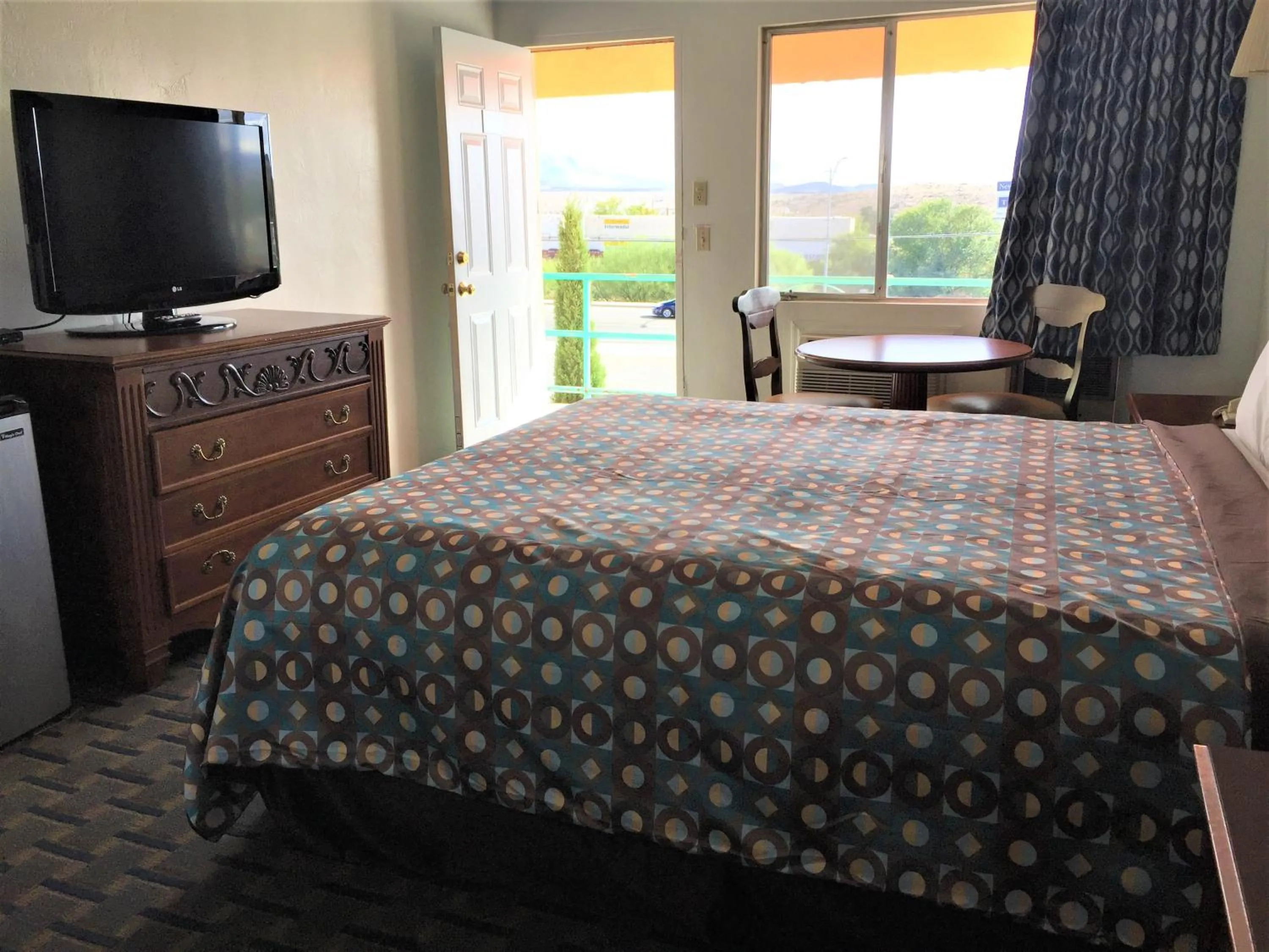 Bed in Ramblin Rose Motel