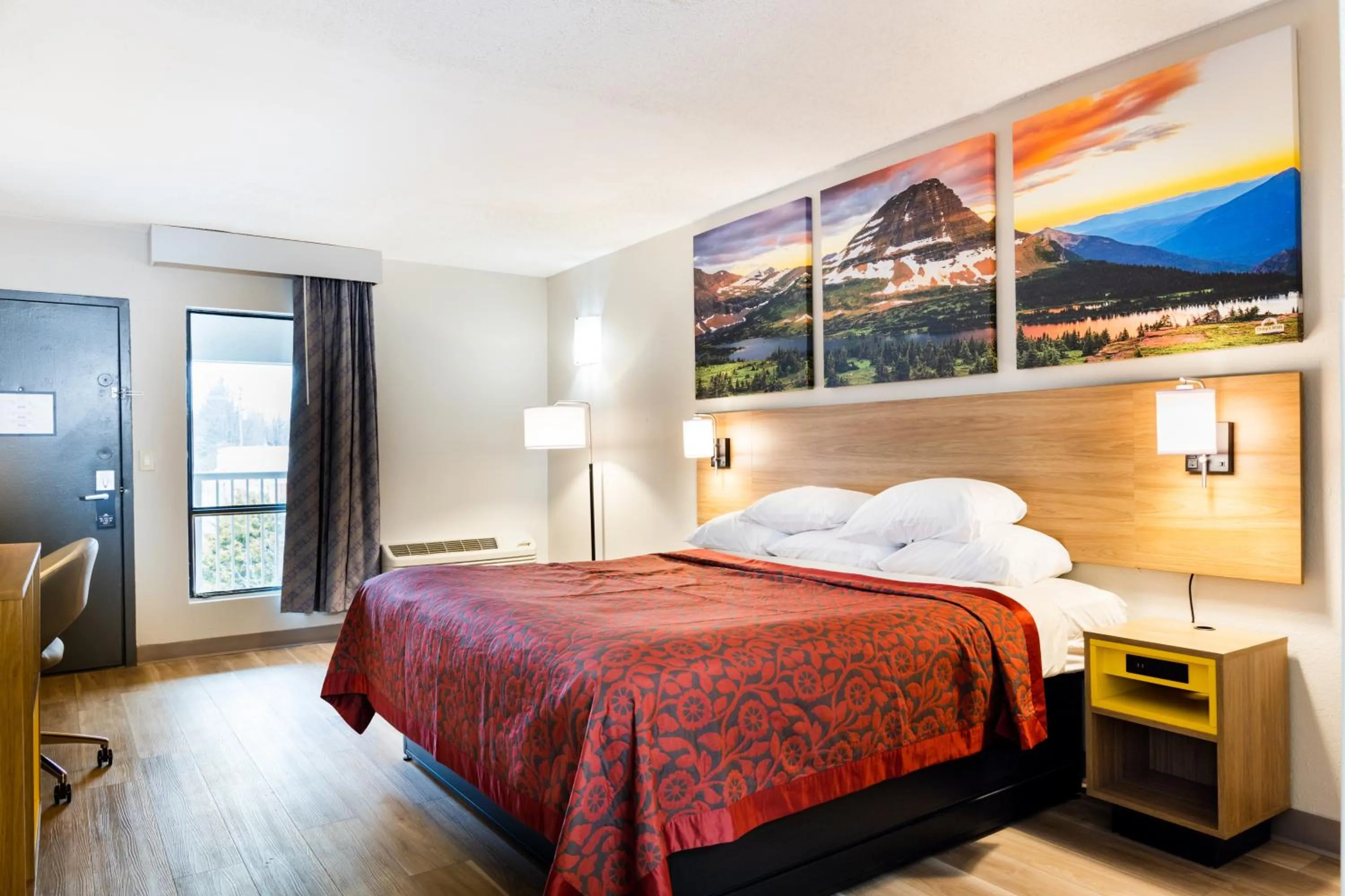 Guests, Bed in Days Inn by Wyndham Cincinnati East