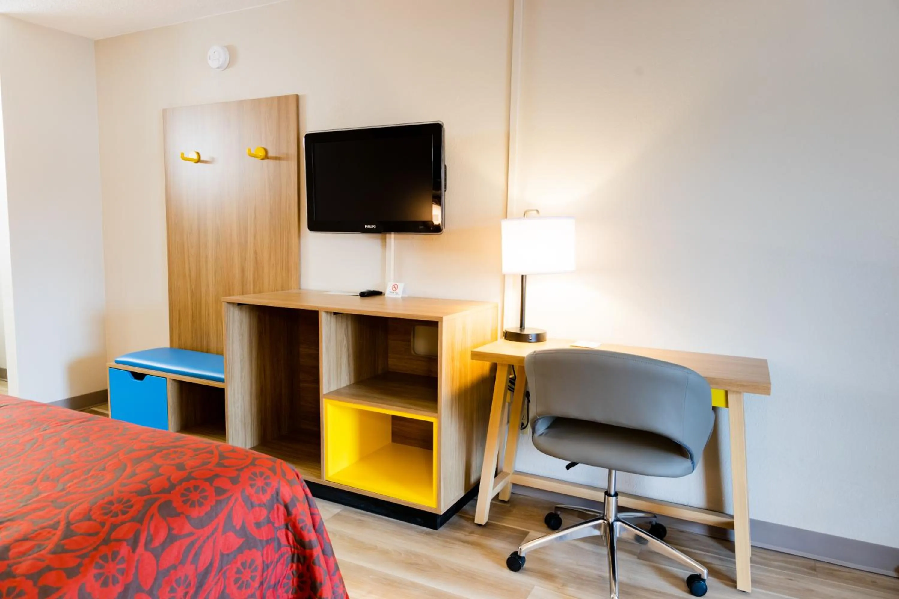 Guests, Bed in Days Inn by Wyndham Cincinnati East