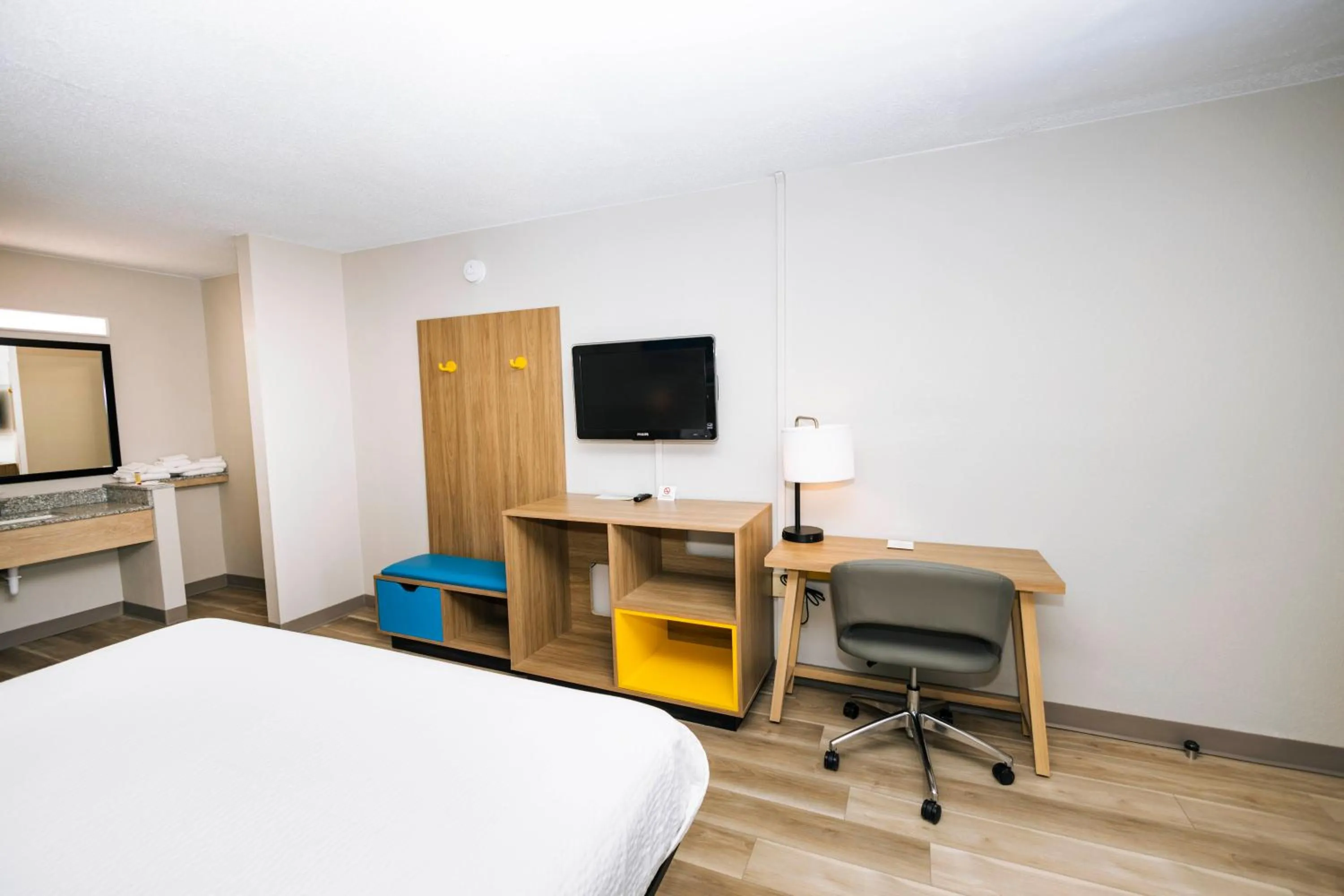 Guests, Bed in Days Inn by Wyndham Cincinnati East