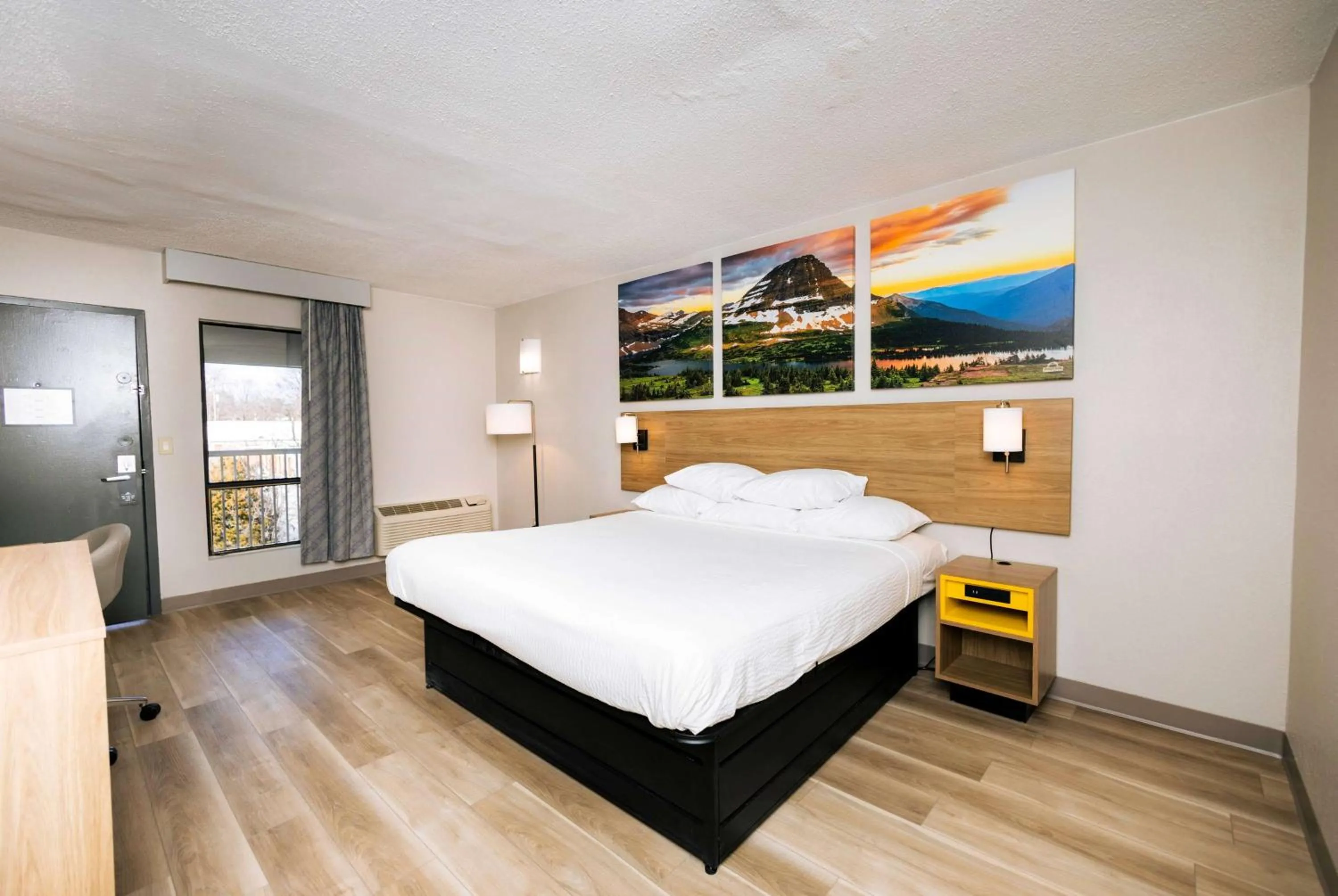 Photo of the whole room, Bed in Days Inn by Wyndham Cincinnati East