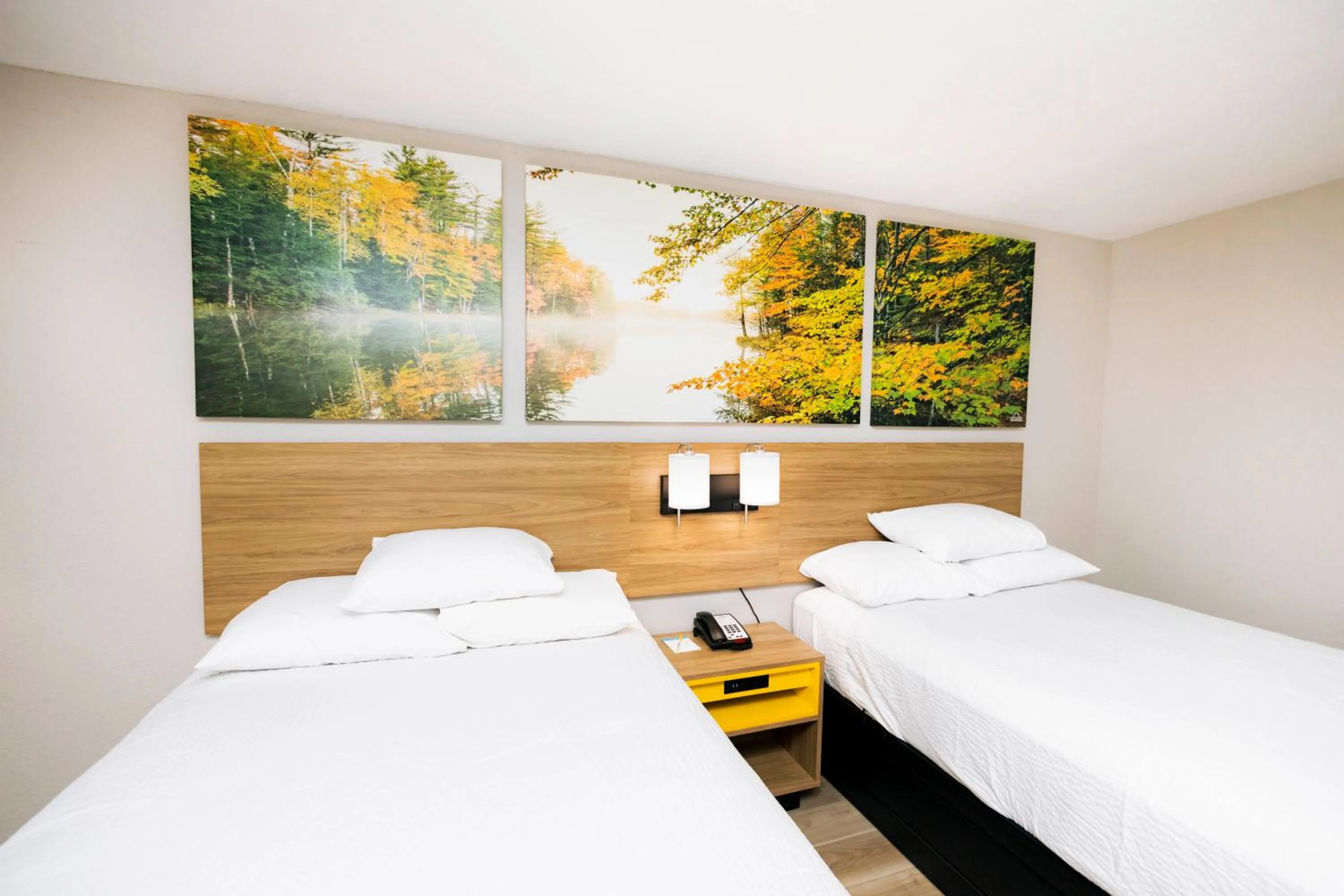 Guests, Bed in Days Inn by Wyndham Cincinnati East