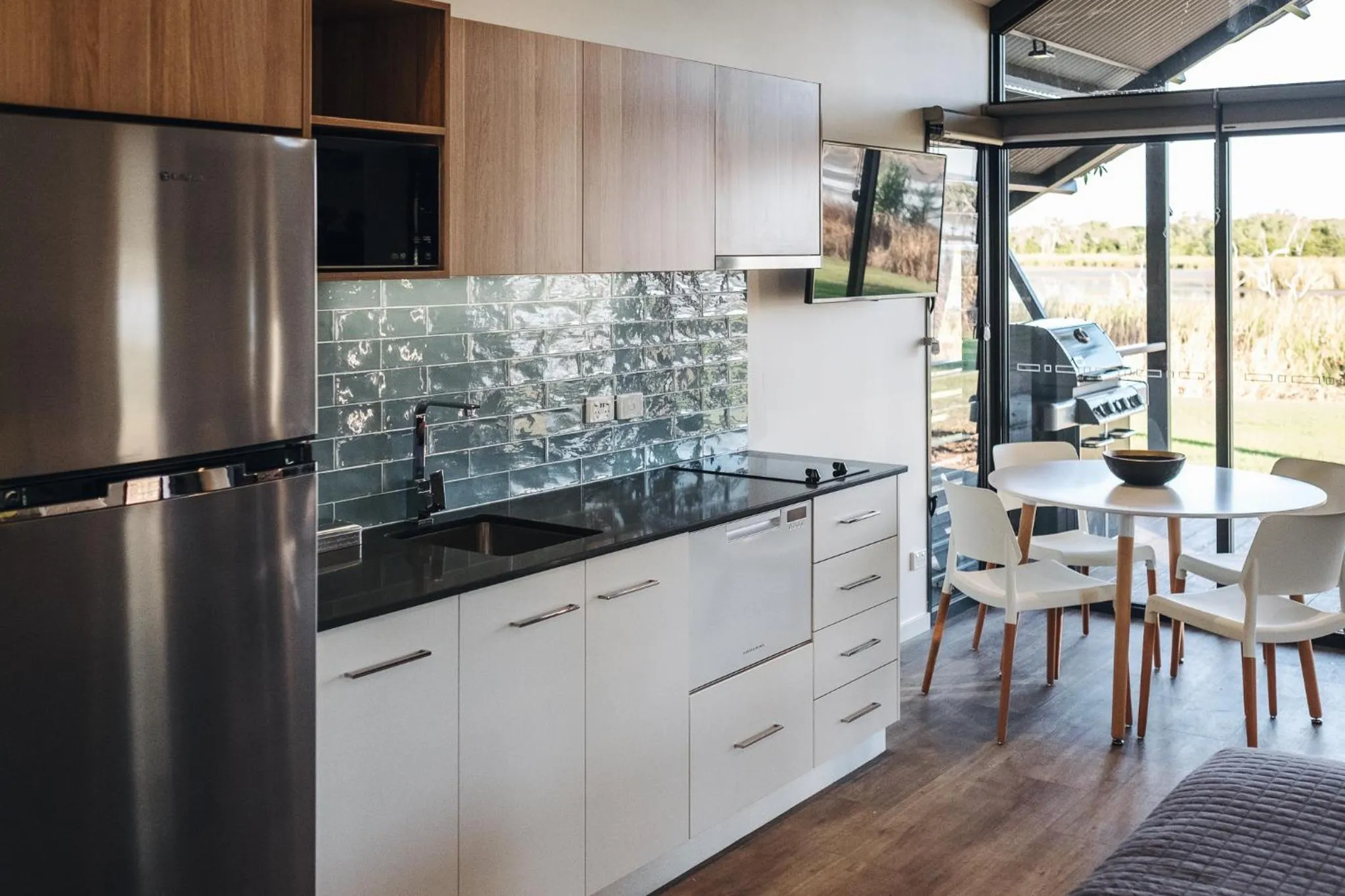 Kitchen or kitchenette in Kimberleyland Waterfront Holiday Park