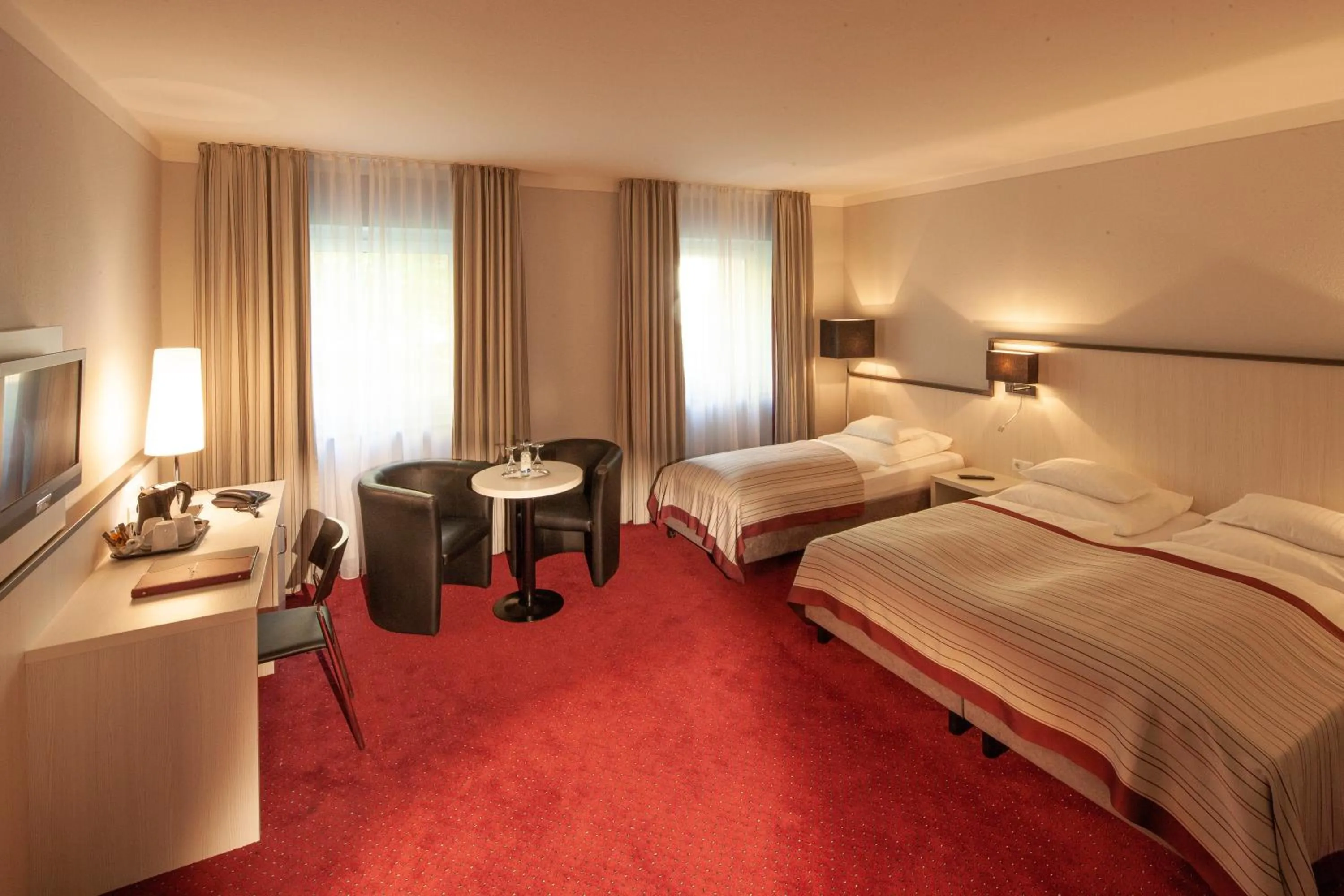 Photo of the whole room, Bed in Bergers Airporthotel Memmingen