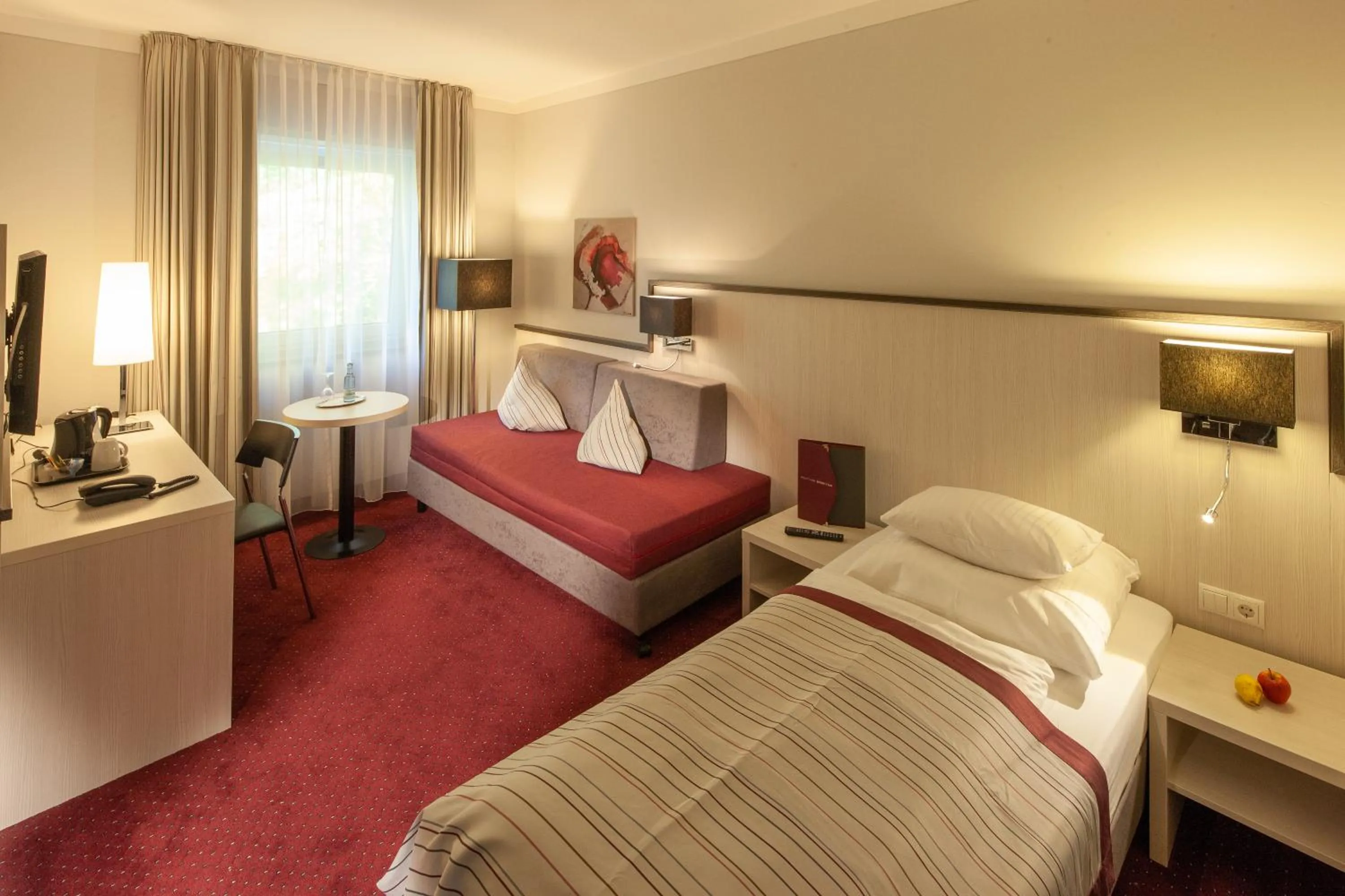 Photo of the whole room, Bed in Bergers Airporthotel Memmingen