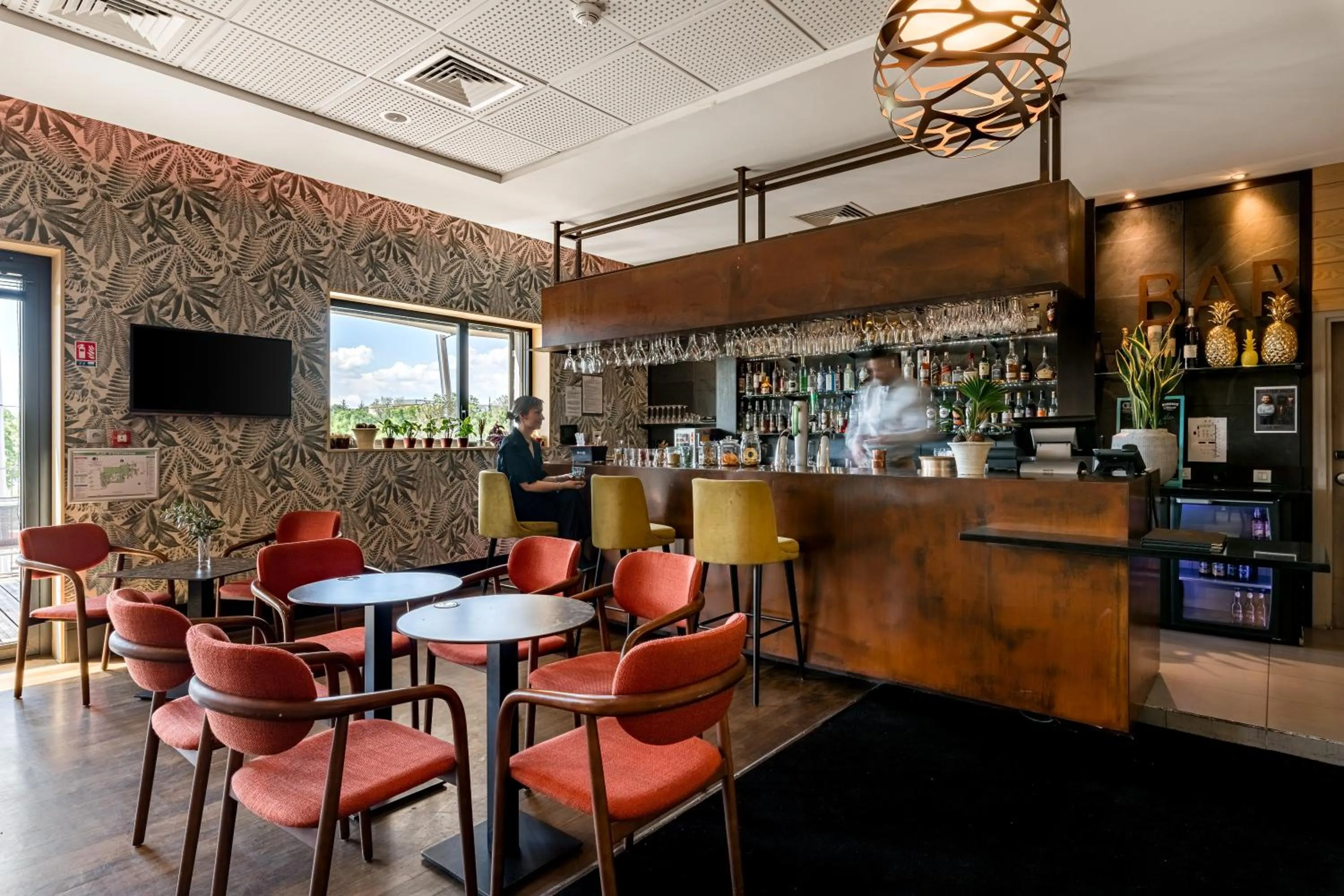 Lounge or bar in DoubleTree by Hilton Lyon Eurexpo & Spa