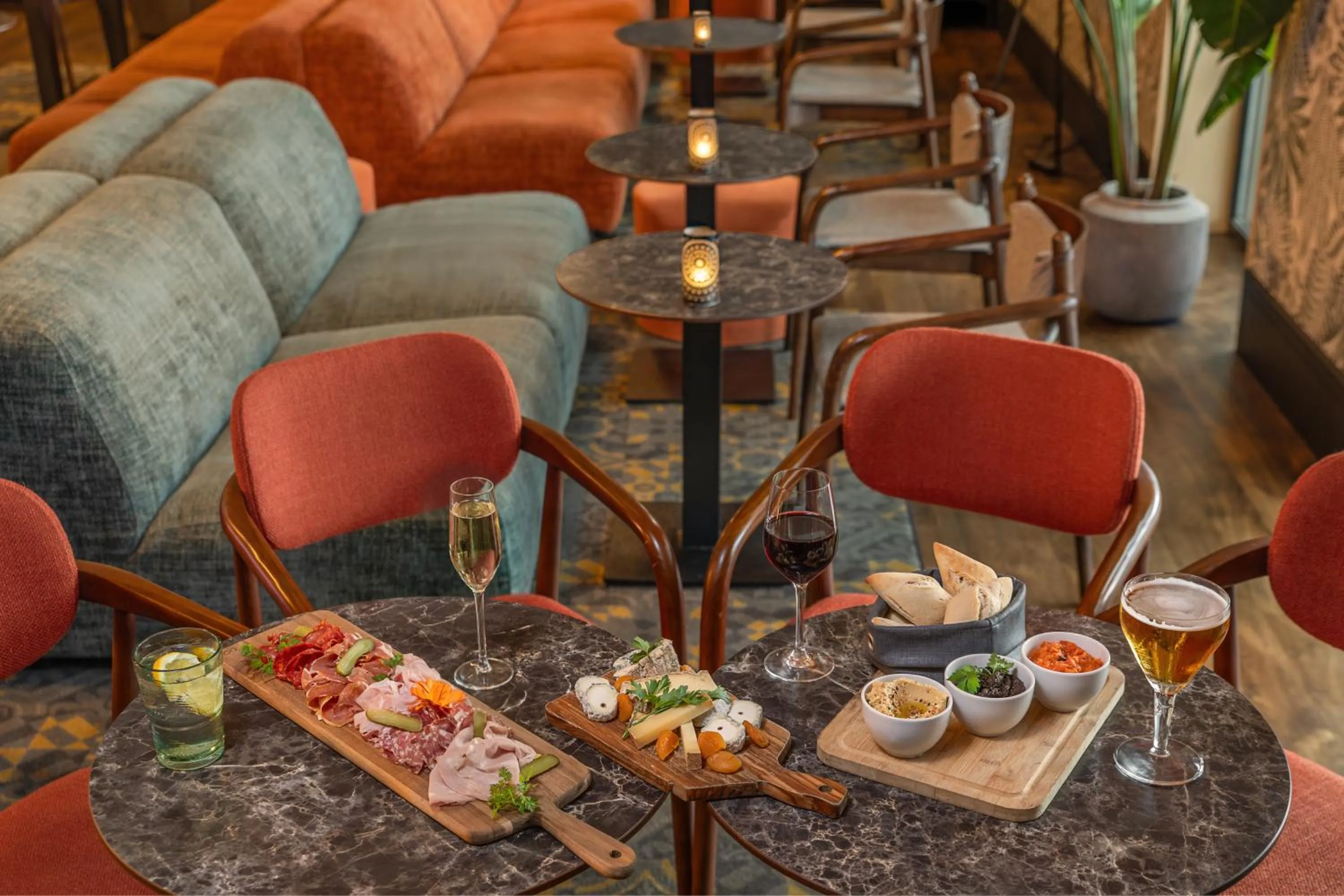 Lounge or bar in DoubleTree by Hilton Lyon Eurexpo & Spa