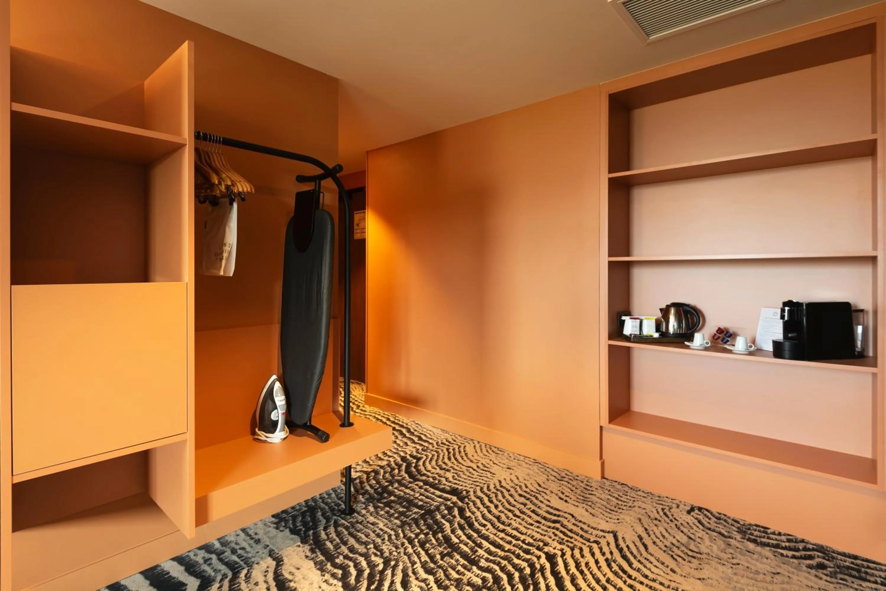 Coffee/tea facilities, Bed in DoubleTree by Hilton Lyon Eurexpo & Spa