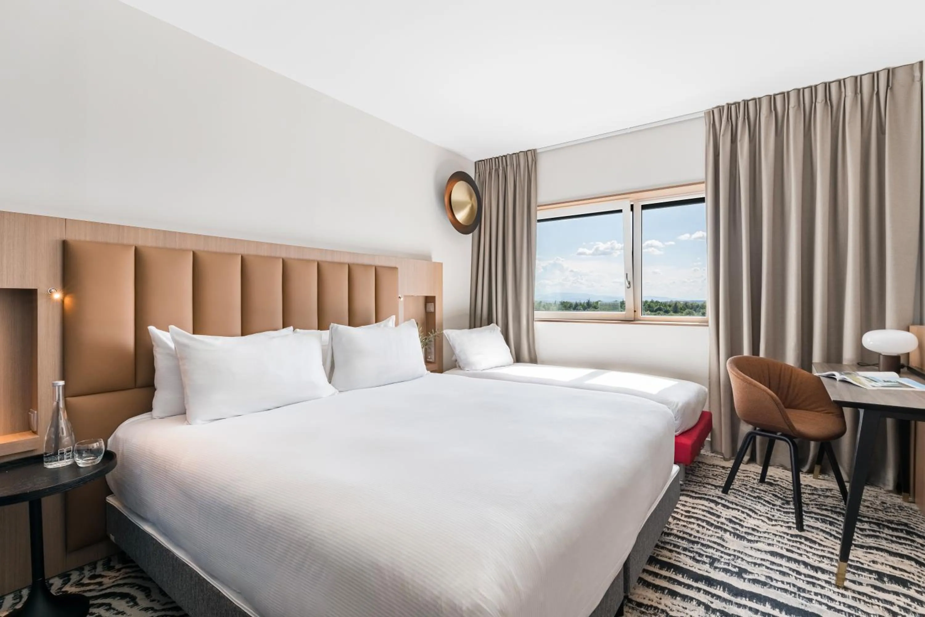 Bed in DoubleTree by Hilton Lyon Eurexpo & Spa