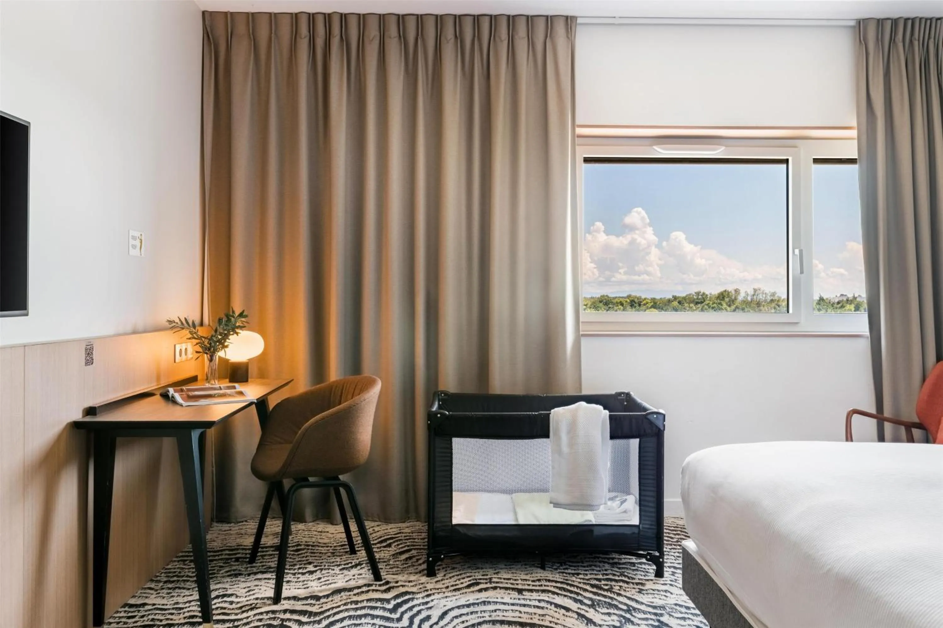 Bedroom, Bed in DoubleTree by Hilton Lyon Eurexpo & Spa