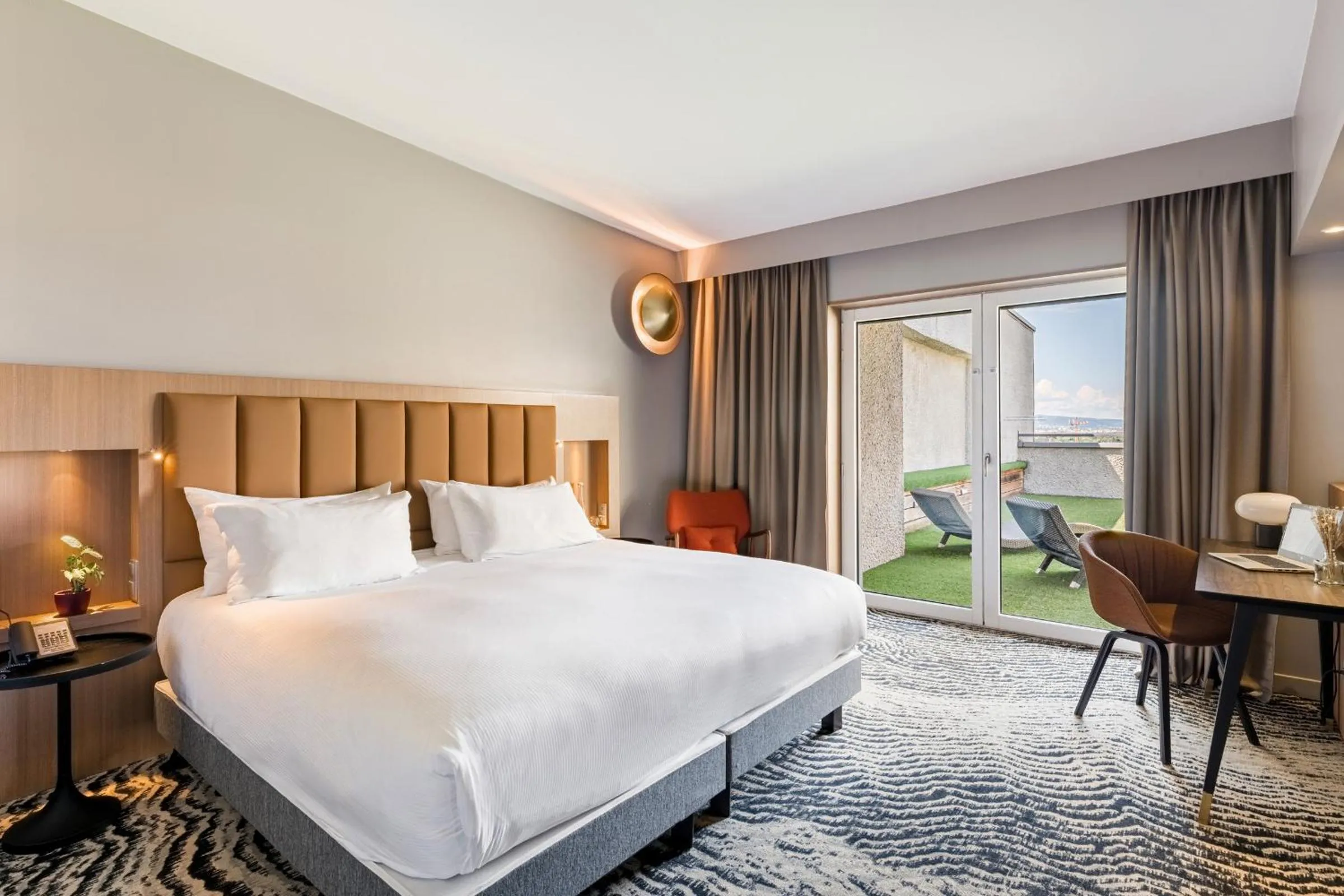 Bed in DoubleTree by Hilton Lyon Eurexpo & Spa