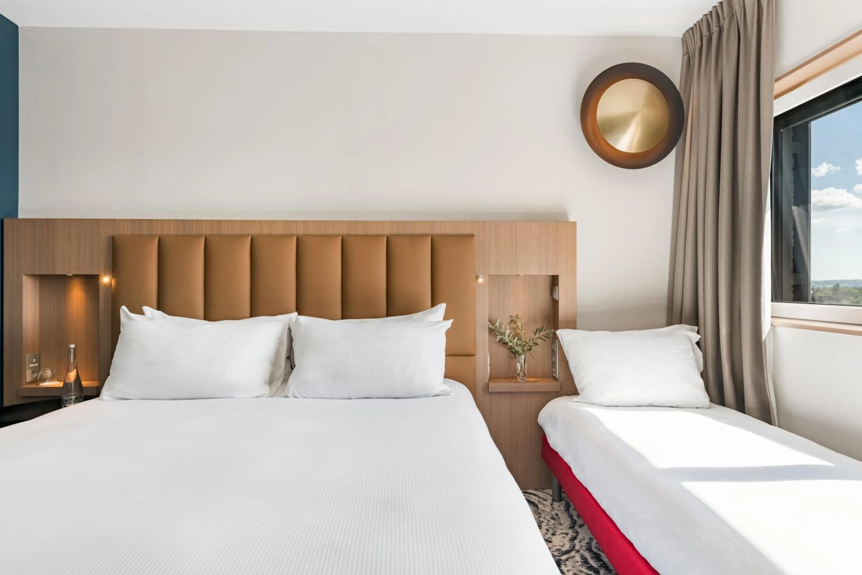 Bed in DoubleTree by Hilton Lyon Eurexpo & Spa