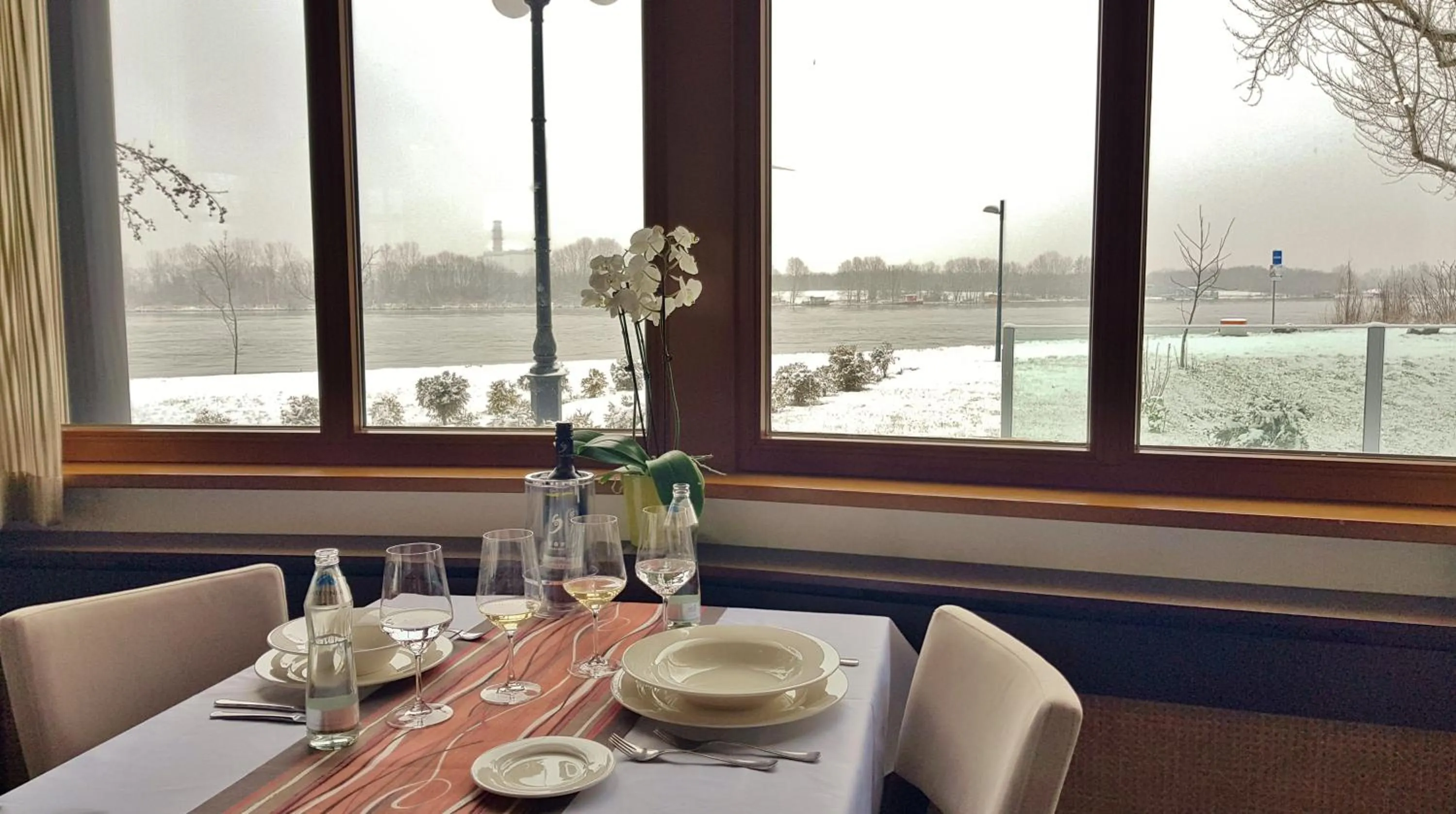 Restaurant/places to eat in River Lodge