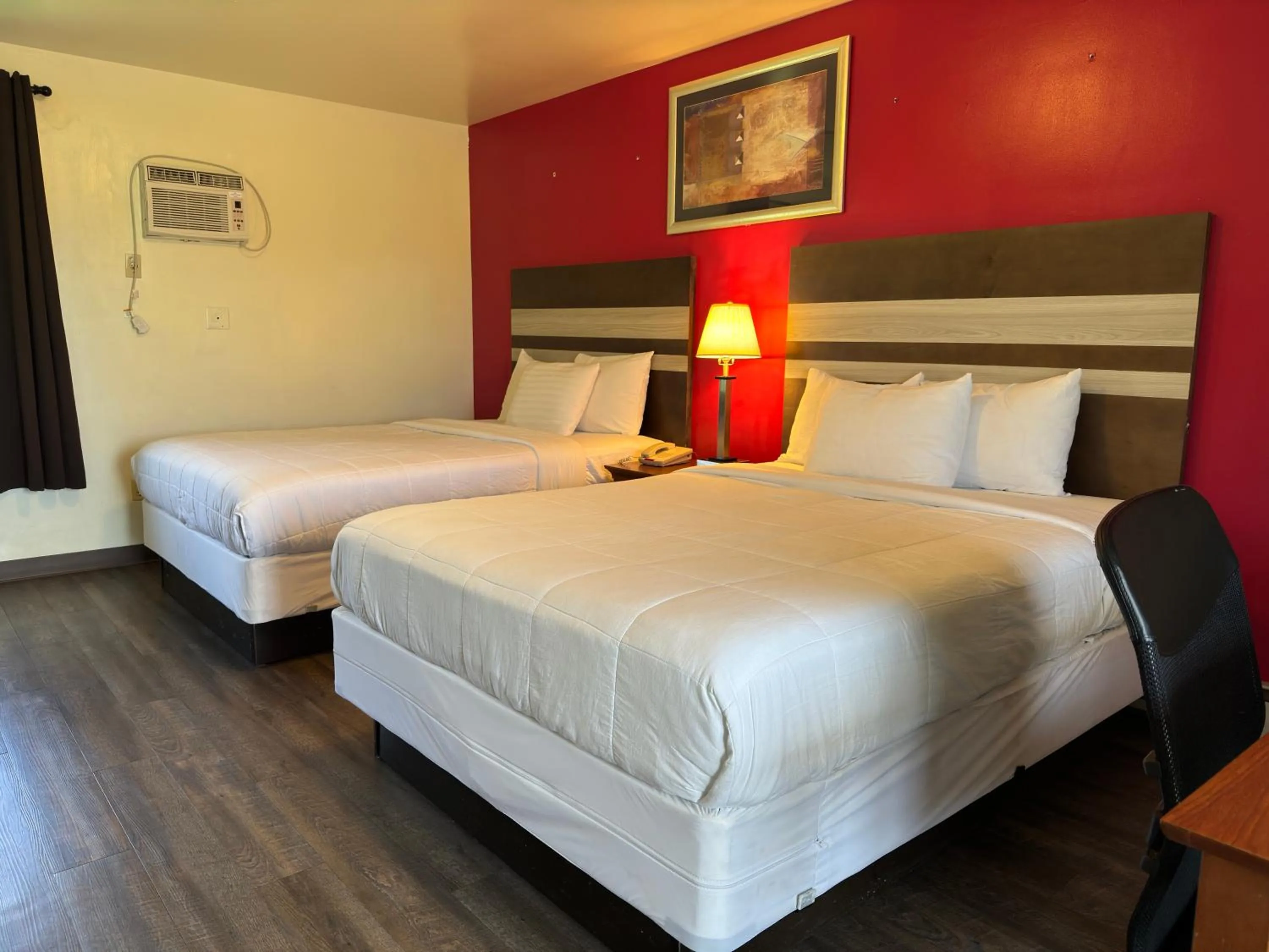 Bed in Thruway Holiday Motel