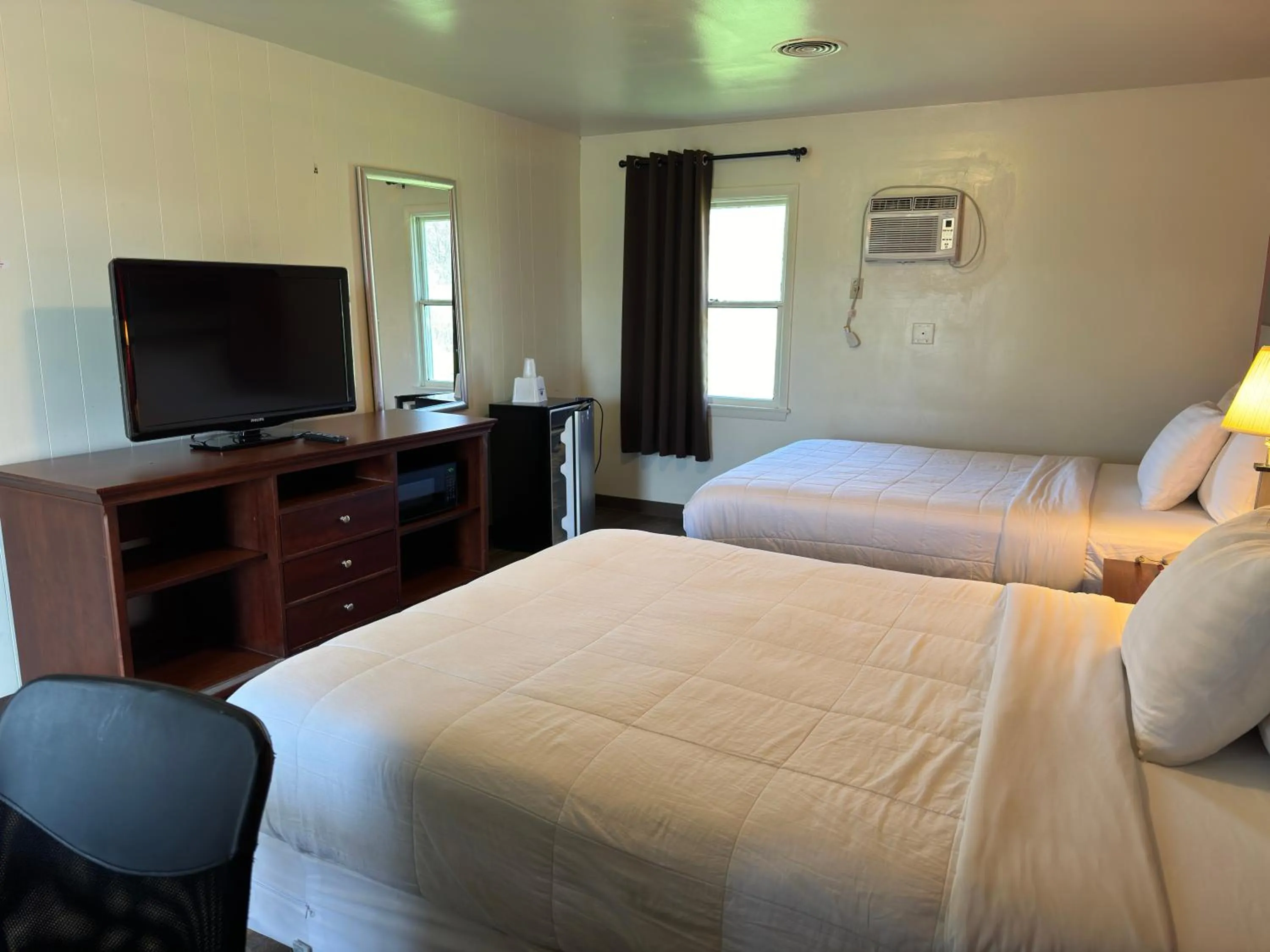 Bed in Thruway Holiday Motel