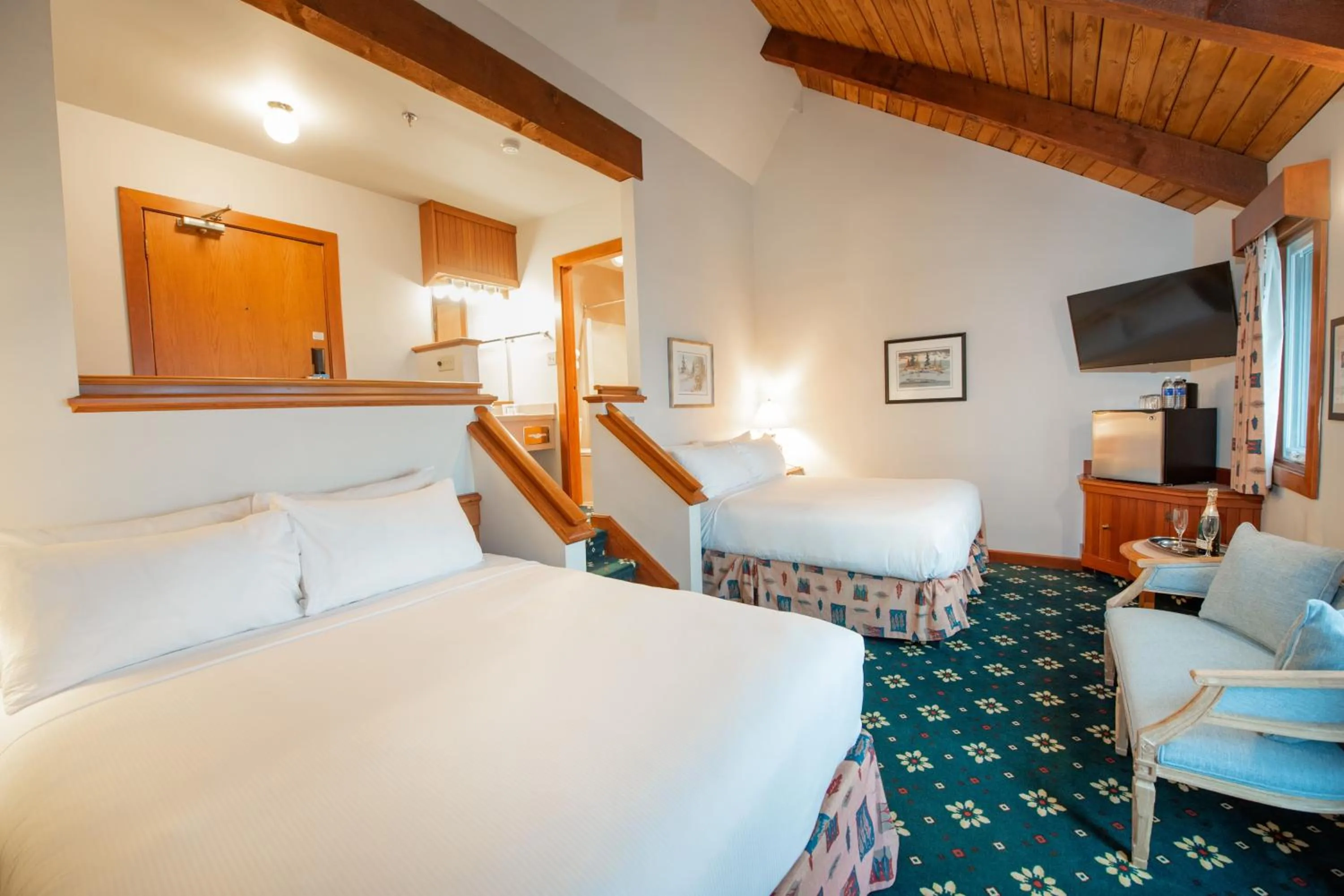 Photo of the whole room in Painter's Lodge, Trademark Collection by Wyndham