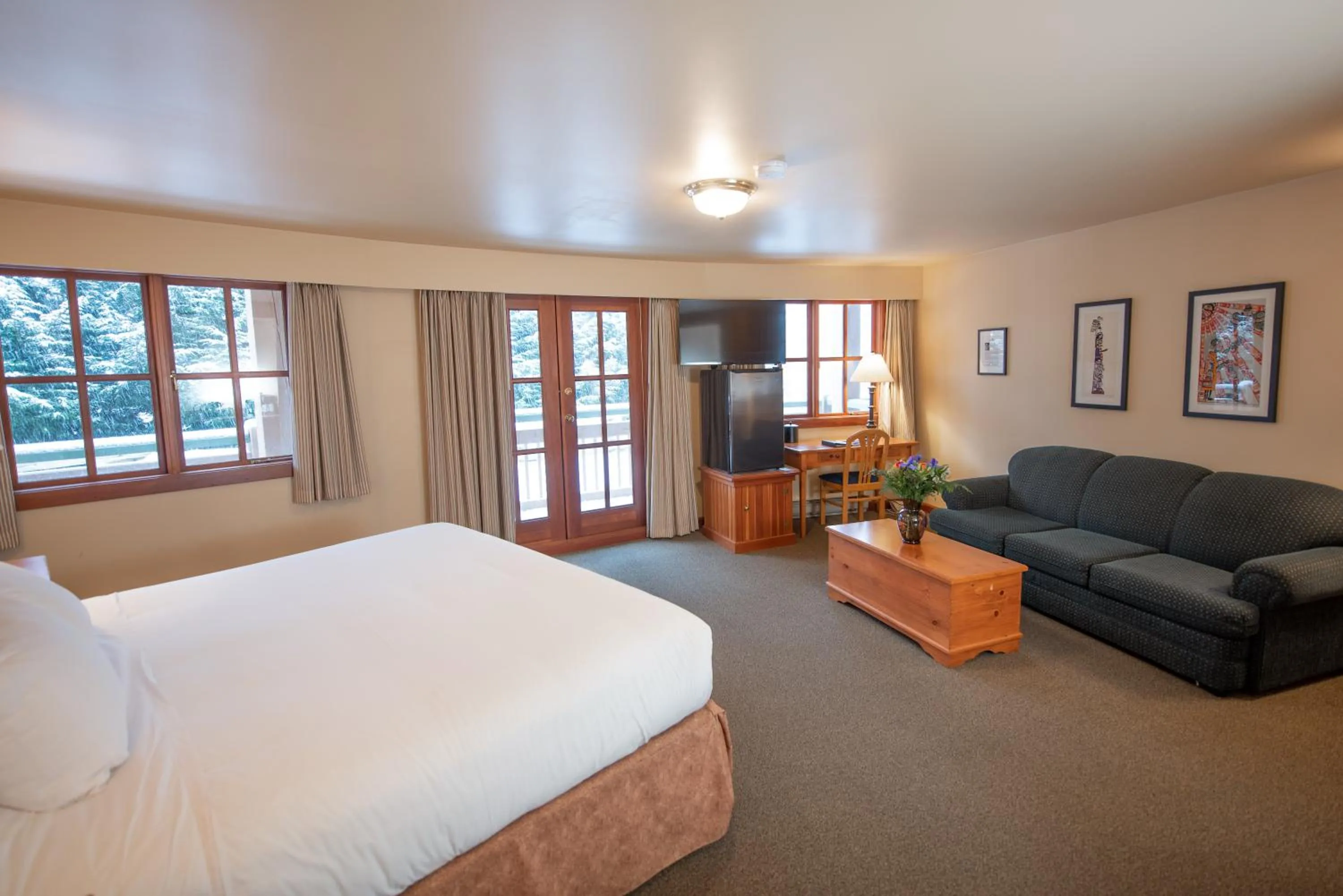 Photo of the whole room in Painter's Lodge, Trademark Collection by Wyndham