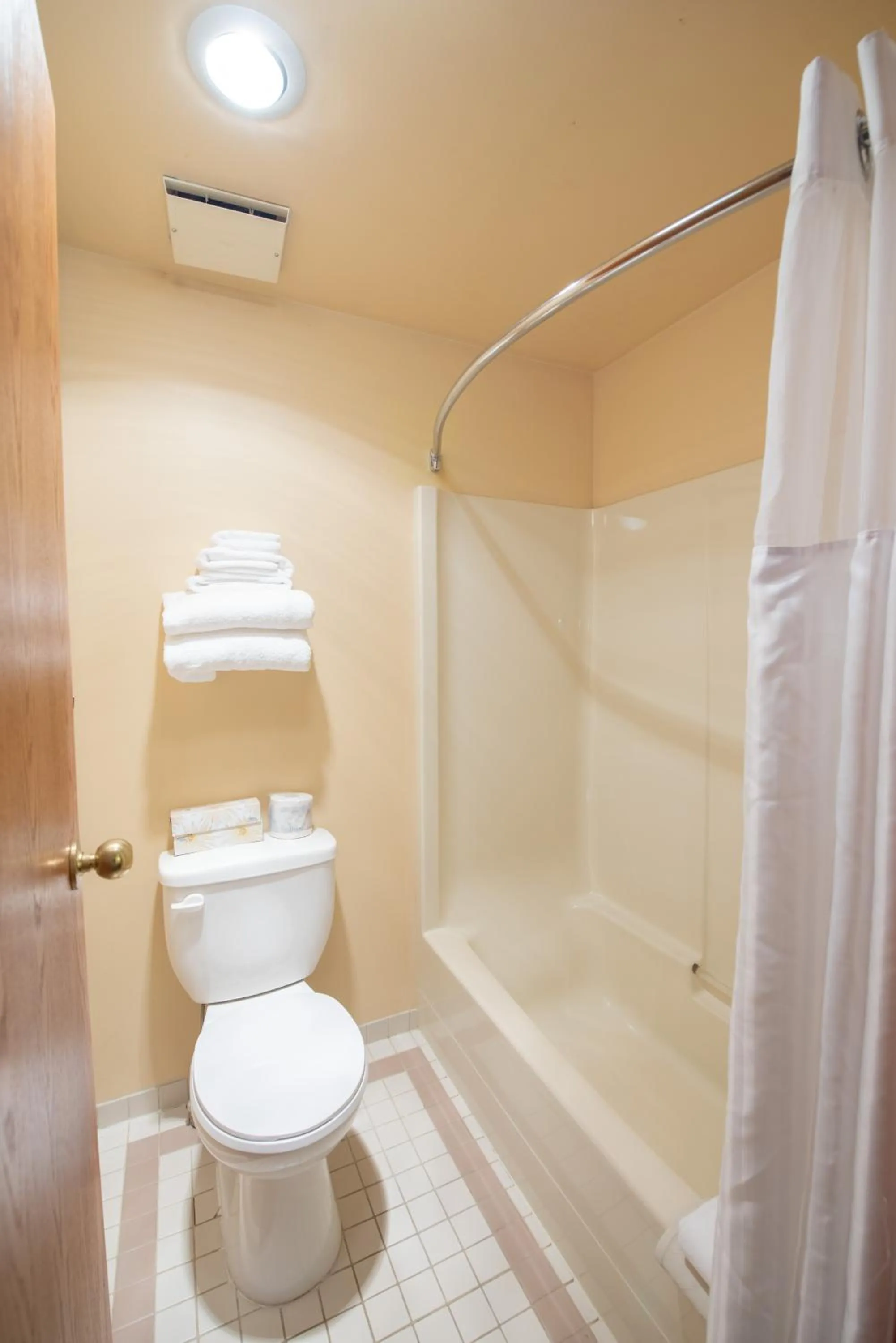 Bathroom in Painter's Lodge, Trademark Collection by Wyndham