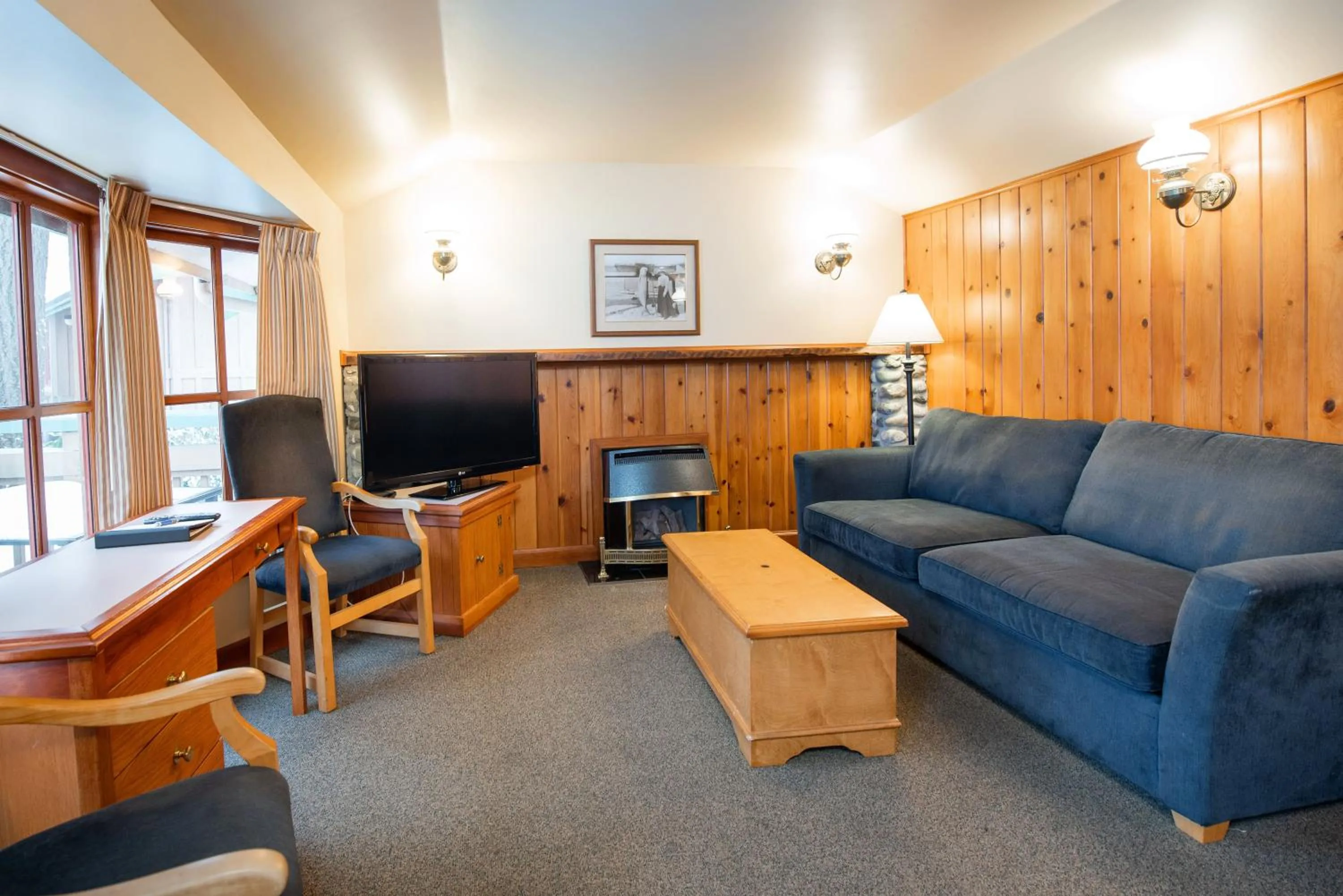 TV and multimedia in Painter's Lodge, Trademark Collection by Wyndham