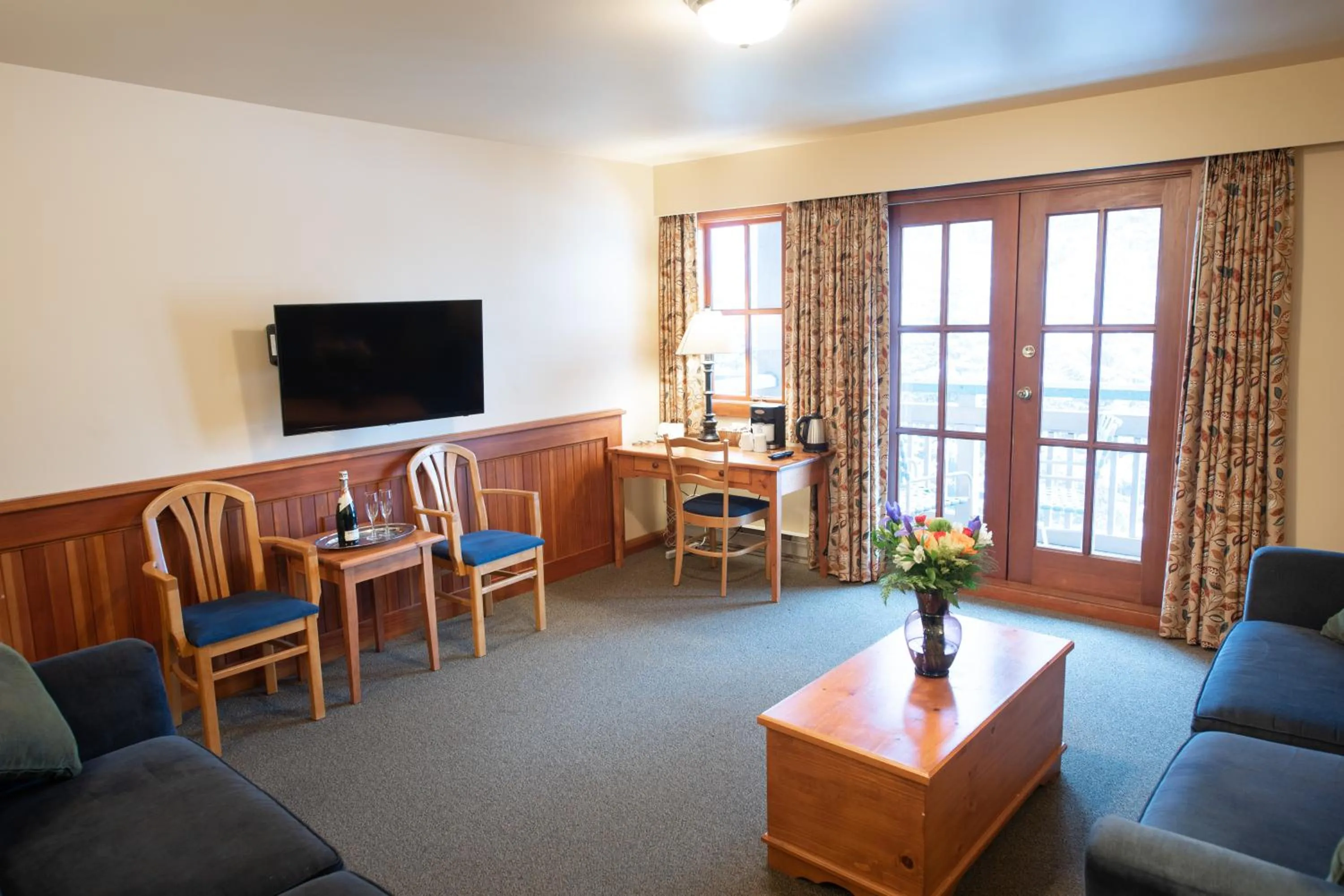 TV and multimedia in Painter's Lodge, Trademark Collection by Wyndham