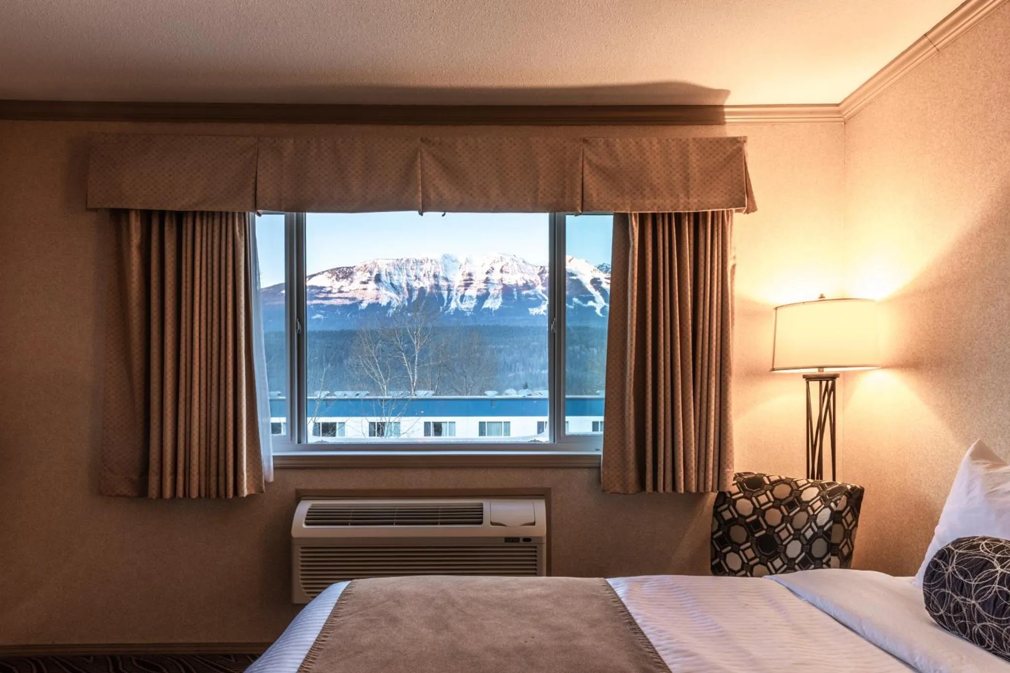 Mountain view, Bed in Prestige Inn Golden