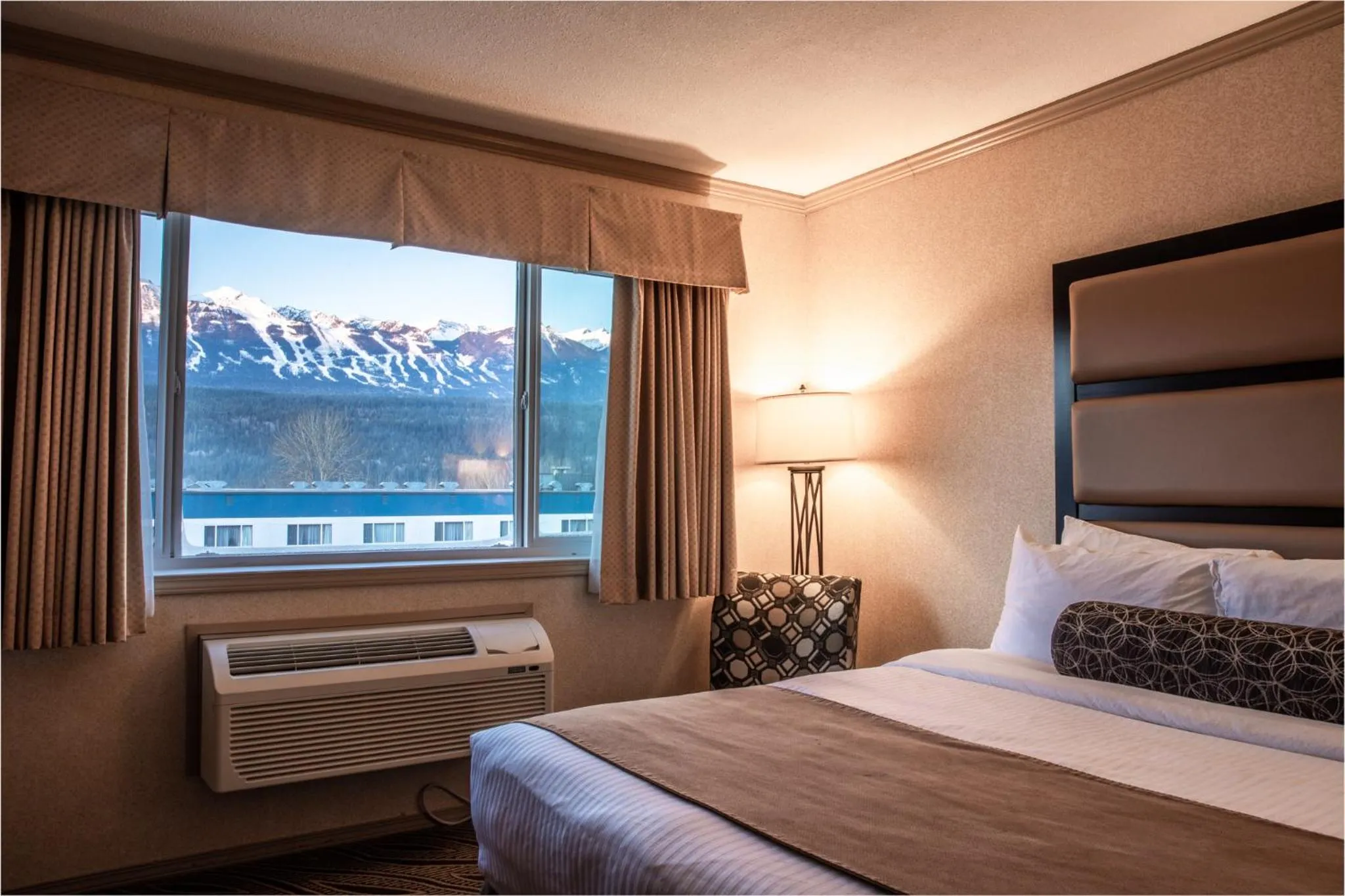 Bed in Prestige Inn Golden