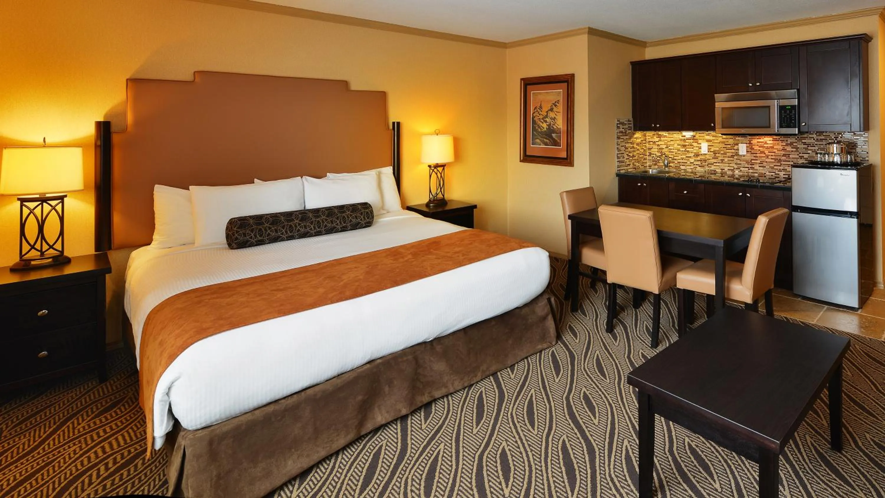 Kitchen or kitchenette, Bed in Prestige Inn Golden