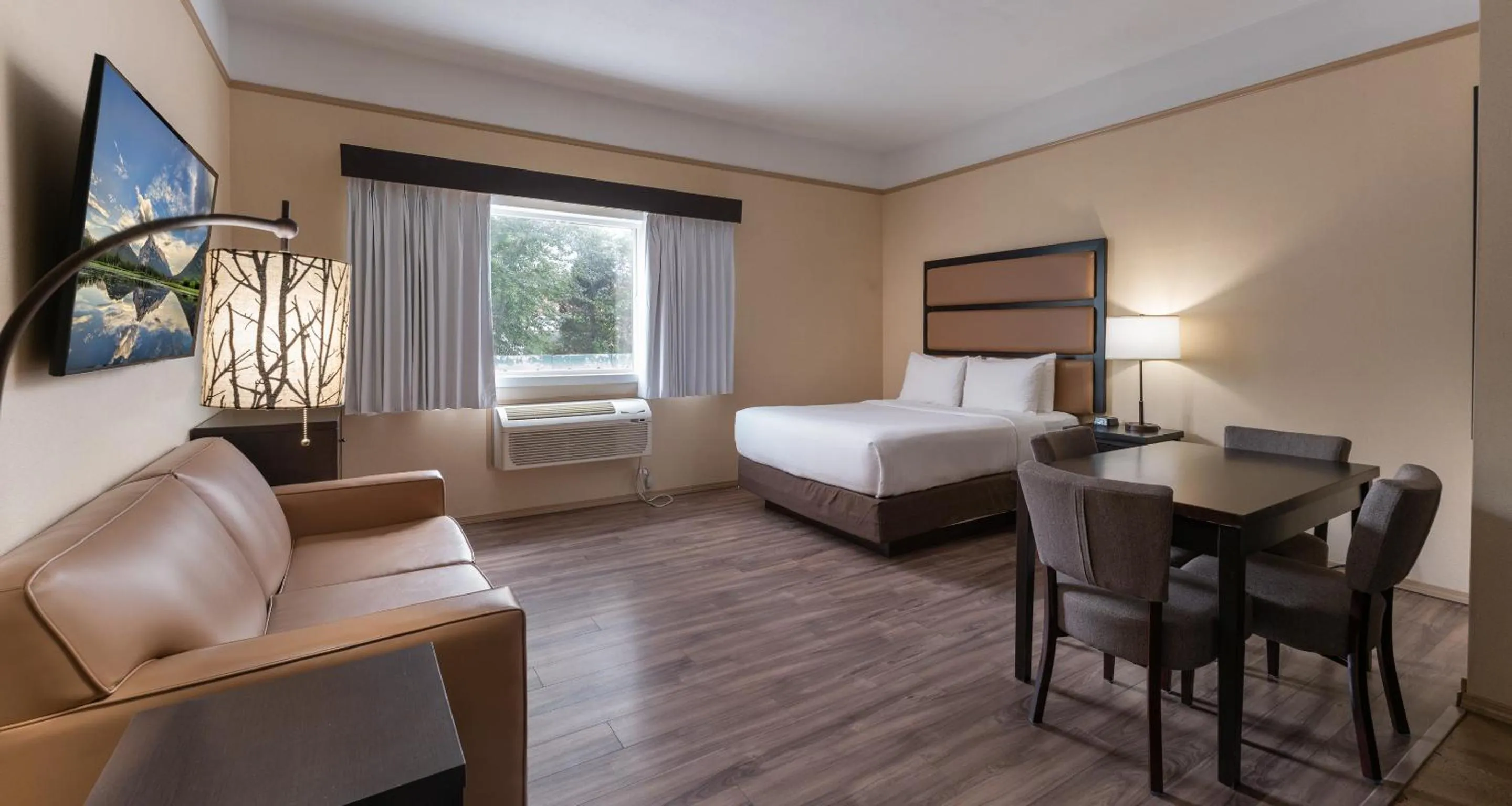 Bed in Prestige Inn Golden