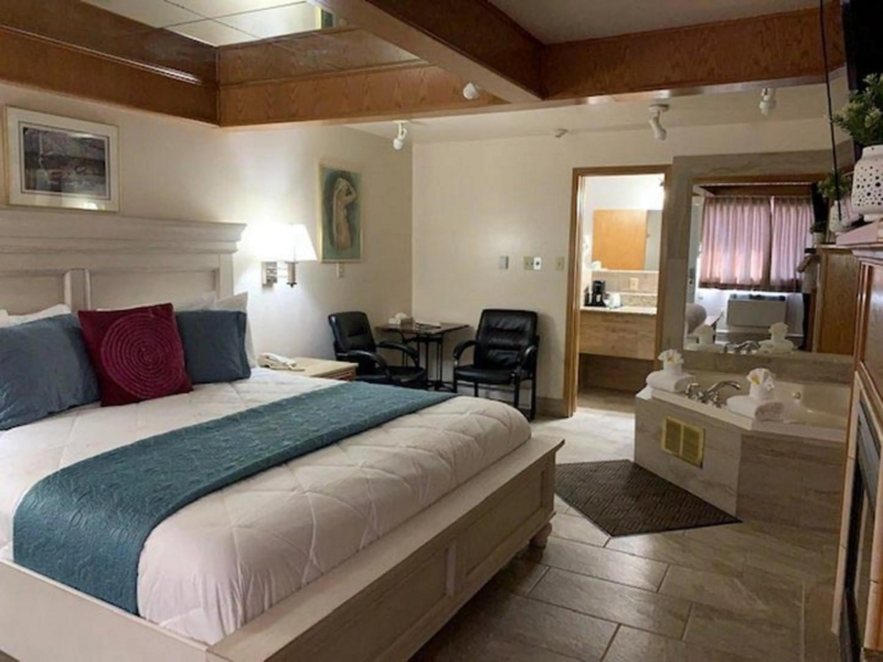 Bedroom, Bed in Newmarket Inn