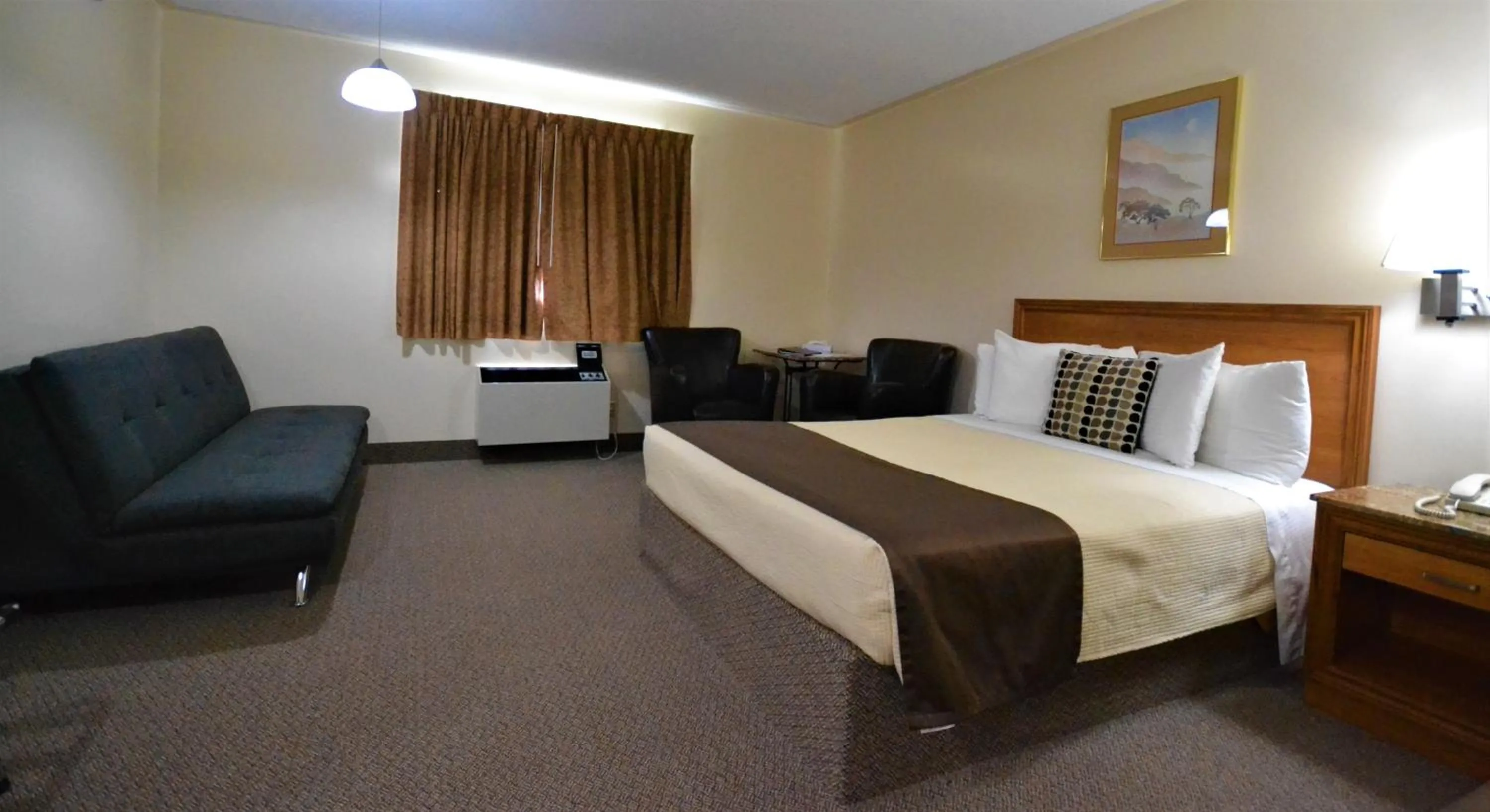 Seating area, Bed in Newmarket Inn